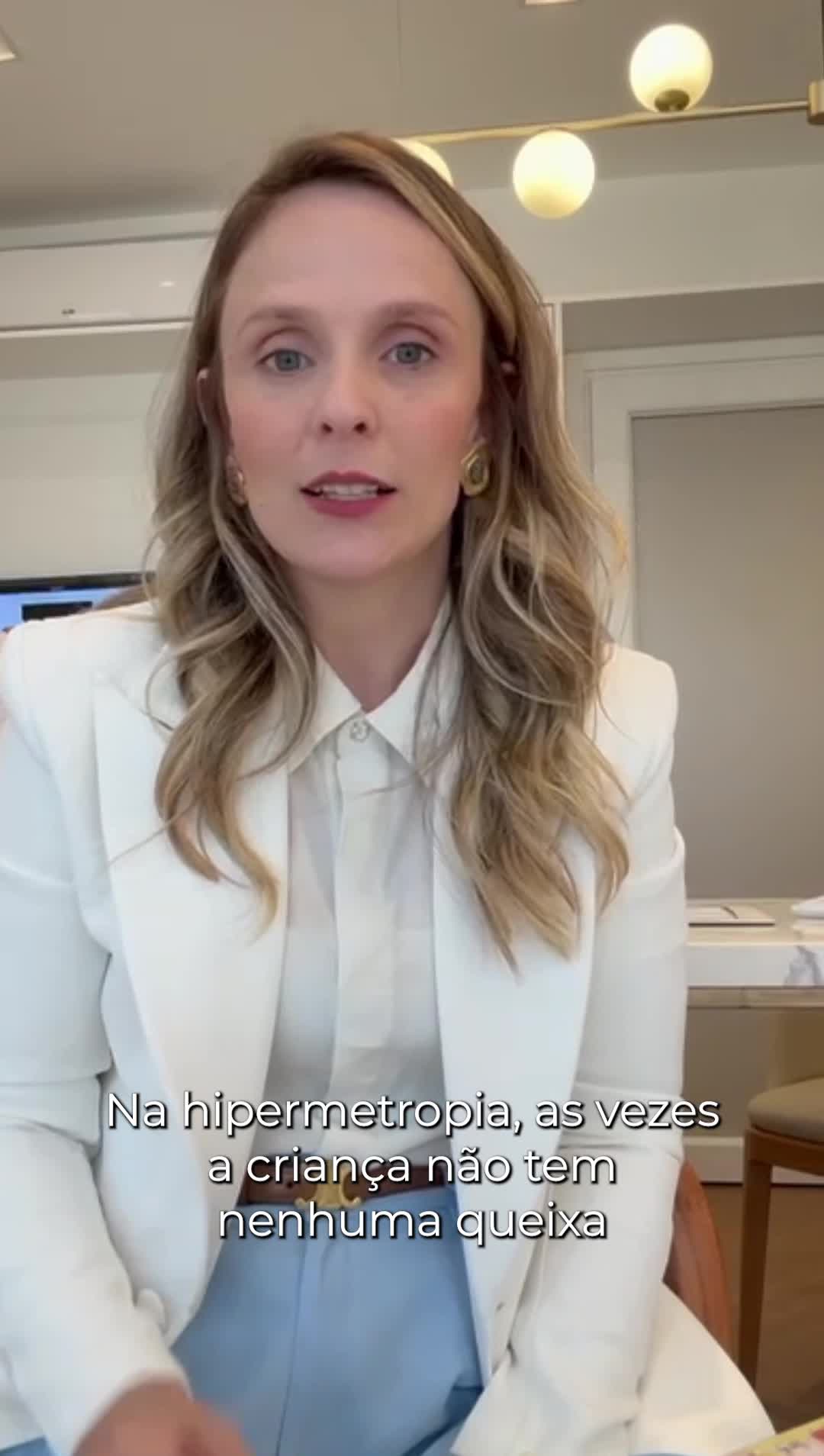 Muitas crianças com hipermetropia não sabem que têm dificuldade para enxergar.
Isso acontece porque, diferente de outros problemas visuais, os sintomas nem sempre são claros.
E quando existem, a criança muitas vezes não consegue explicar.
Ela pode aproximar demais objetos, perder o foco com facilidade ou até evitar atividades que exigem atenção visual.
Mas dificilmente vai dizer “não estou enxergando bem”.
Por isso, a avaliação oftalmológica é tão importante na infância.
Nem tudo que parece distração ou desinteresse é comportamento.
Você já percebeu algo assim em alguma criança?
Dra. Juliana Wagner Dada
Referência em Estrabismo adulto e infantil
Especialista em Oftalmologia Pediátrica
CRM39665
RQE35215
#estrabismo #saudeocular #oftalmopediatria