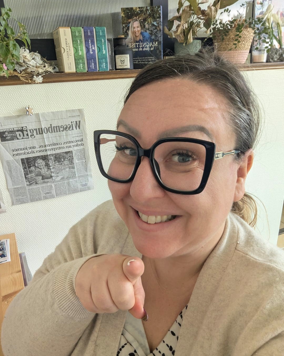 On est vendredi. Et si vous êtes comme l'ancienne moi, je sais exactement ce qui se passe dans votre tête en ce moment.
Vous regardez votre to-do list à moitié cochée avec un poids sur la poitrine.
Et vous vous promettez de "juste bosser quelques heures samedi matin" pour rattraper le retard et apaiser cette culpabilité tenace.
Arrêtez-vous une seconde. Et soufflez.
Je connais intimement cette fatigue.
C'est l'épuisement de la dirigeante atypique, celle qui a mille idées à la minute, mais qui s'use la santé à porter le masque de la "bonne élève" pour prouver qu'elle est professionnelle.
Vous vous sentez souvent en décalage, un peu "hors moule".
Mais je vous le promets : vous n'êtes pas le problème. Vous essayez simplement de faire pousser une plante rare dans un jardin standardisé.
Et ça, ça demande une énergie folle.
Ce week-end, j'aimerais vous inviter à un acte de rébellion très simple : fermez cet ordinateur.
Ne "rattrapez" rien.
Reposez-vous vraiment.
Gardez votre énergie.
Car lundi, on arrête d'essayer de vous faire rentrer dans des cases, et on pose de nouvelles fondations.
Lundi à 13h, je lance l'Immersion SUPERBLOOM 🌸.
Je ne vais pas vous donner une énième méthode miracle pour "travailler plus dur".
On va passer 5 jours ensemble, en direct, pour dissiper la brume mentale, faire tomber cette foutue armure, et canaliser ce magnifique chaos créatif qui bouillonne en vous.
C'est mon cadeau pour celles qui sont prêtes à réécrire les règles. C'est 100 % offert.
👉 Si vous sentez que c'est le moment de laisser éclore votre business, la porte est ouverte.
Lien en bio ou dans le premier commentaire.
Reposez-vous bien. Et à lundi. ✨