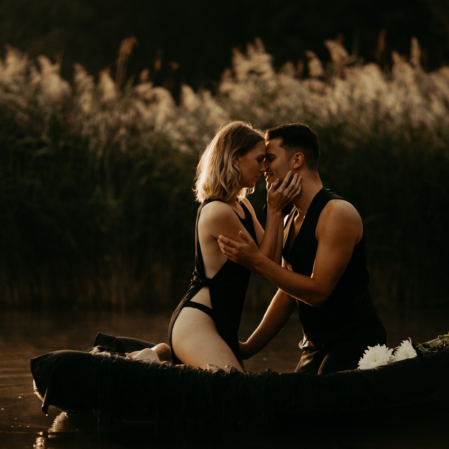 🌅 Pure Magie am See!
Elena und Tylson haben bei Morgengrauen etwas Einzigartiges erlebt – ein Couple Shooting im mystischen Nebel auf dem See.
Dieses Erlebnis war mehr als nur ein Fotoshooting.
Es war Qualitytime, die sie als Paar noch näher gebracht hat. 💑✨
Von der Ruhe des Sees bis zum beeindruckenden Schwimmbett – solche Momente werden für immer in Erinnerung bleiben. Und ja, abgesehen von den fiesen Hirschlausfliegen, war es ein absolut traumhaftes Erlebnis! 😅
👉 Lust auf ein außergewöhnliches Paarerlebnis? Schreib mir und mach deine Erinnerungen unvergesslich!
#CoupleGoals #MorgenMagie #QualityTime #EinzigartigesErlebnis #BlueberryPhoto #FotoloftZittau #NaturErlebnis