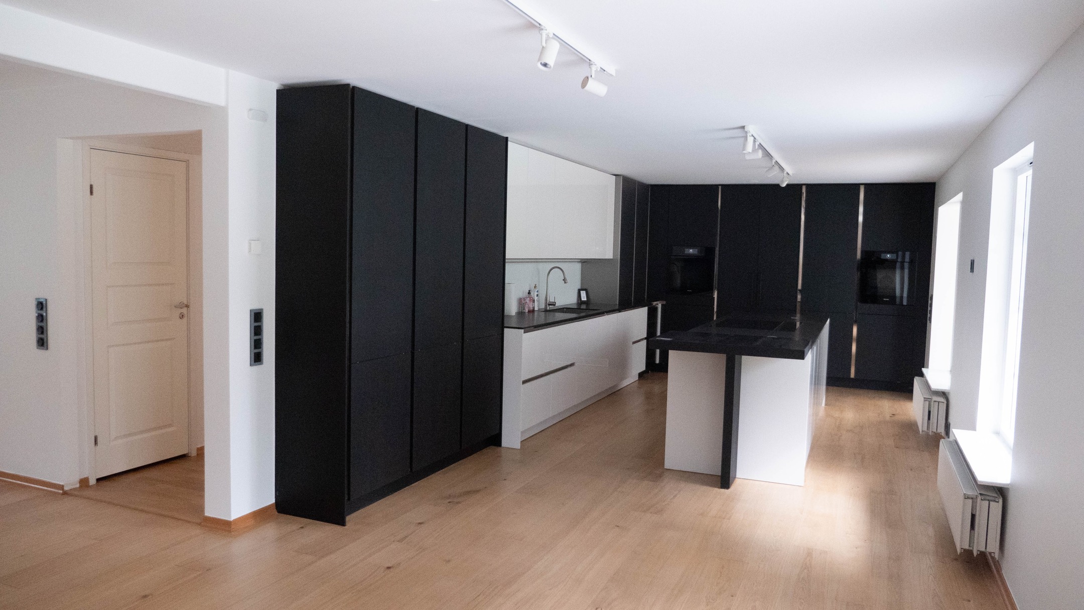 Tillbaka i Höllviken med ännu ett projekt. Renovering av ett hus med över 300 kvm boyta där första etappen nu är genomförd.
Arbetet har omfattat golvslipning, ommålning, byte av eluttag och strömbrytare samt anpassning av belysning. Fokus har legat på att fräscha upp och utveckla huset samtidigt som den ursprungliga charmen bevaras.
På Öresunds Byggentreprenad möter vi kundens visioner – din önskan är vår prestation och målsättning.
#bygg #renovering #köksrenovering #badrumsrenovering #byggahus