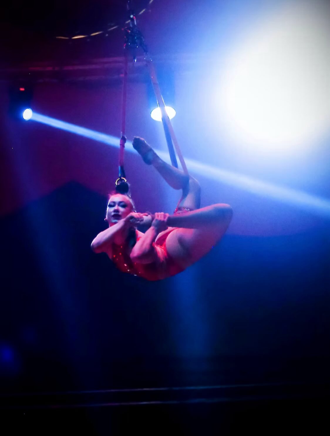 This season with @daredevil_circus with my new hair hanging act 💃🇮🇪
costume design: @vvb_design 💓