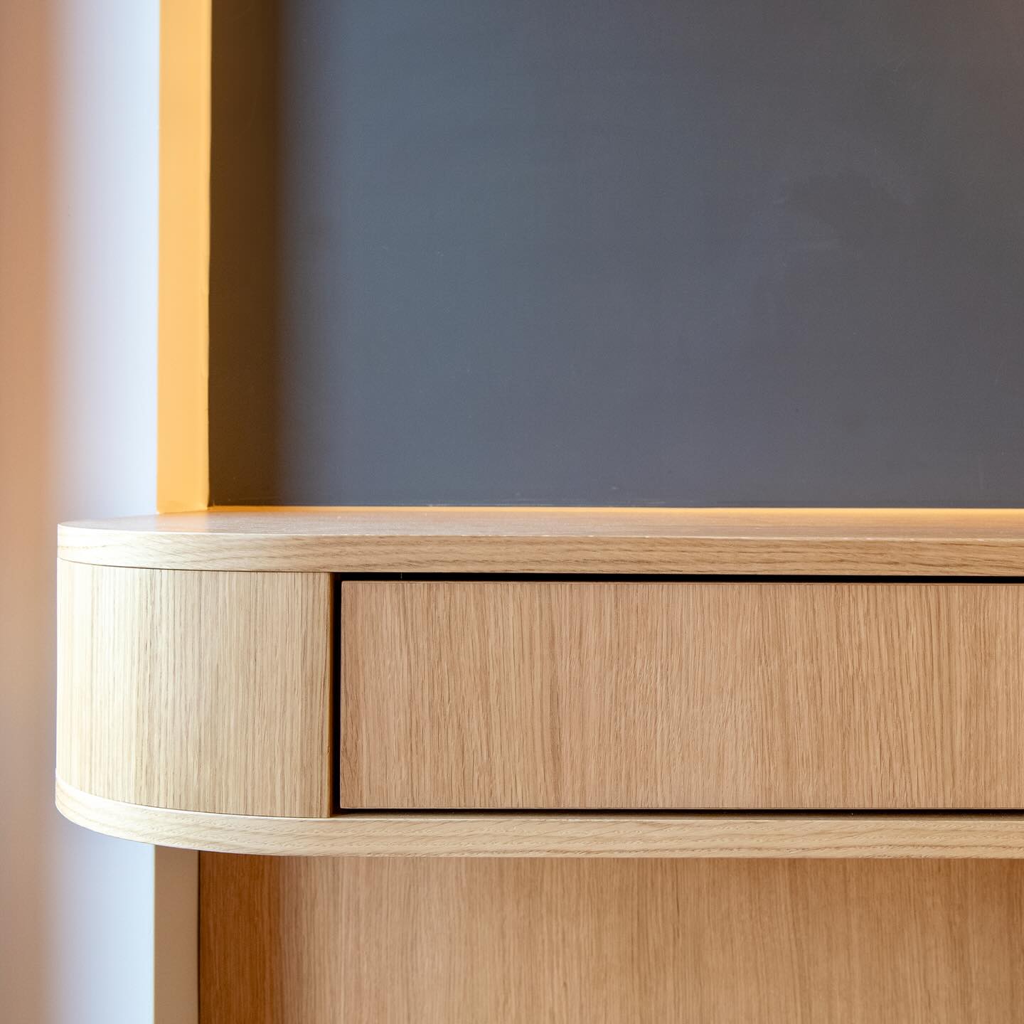 🤎 Kaffi Egge – Detail 🤎
Ein Blick auf die feinen Details, die den Unterschied machen.
Saubere Linien, hochwertiges Holz und präzise Verarbeitung.
Made by Schweighauser
#küchentraum #kaffeeecke #innenausbau #präzisionsarbeit #baselhandwerk