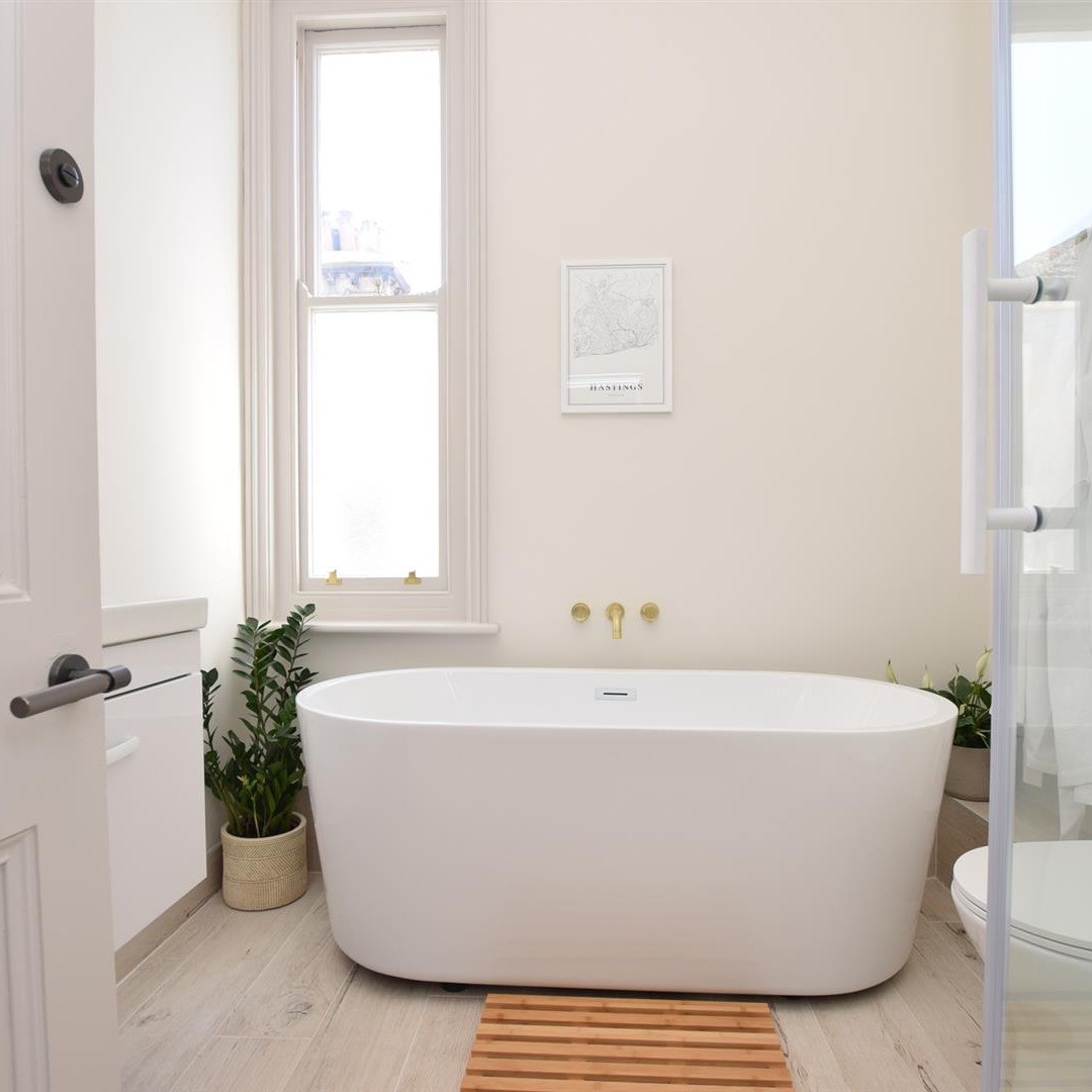 One of our recent bathroom designs, combining natural hues with modern touches created an effortlessly stylish and tranquil bathroom.
#stleonardsonsea #stleonards
#hastingsproperty #stleonardsproperty #propertyinvesting #propertyrenovation #propertydevelopment #bathroomdesign #freestandingbath #interiordesign #bathroomstyling