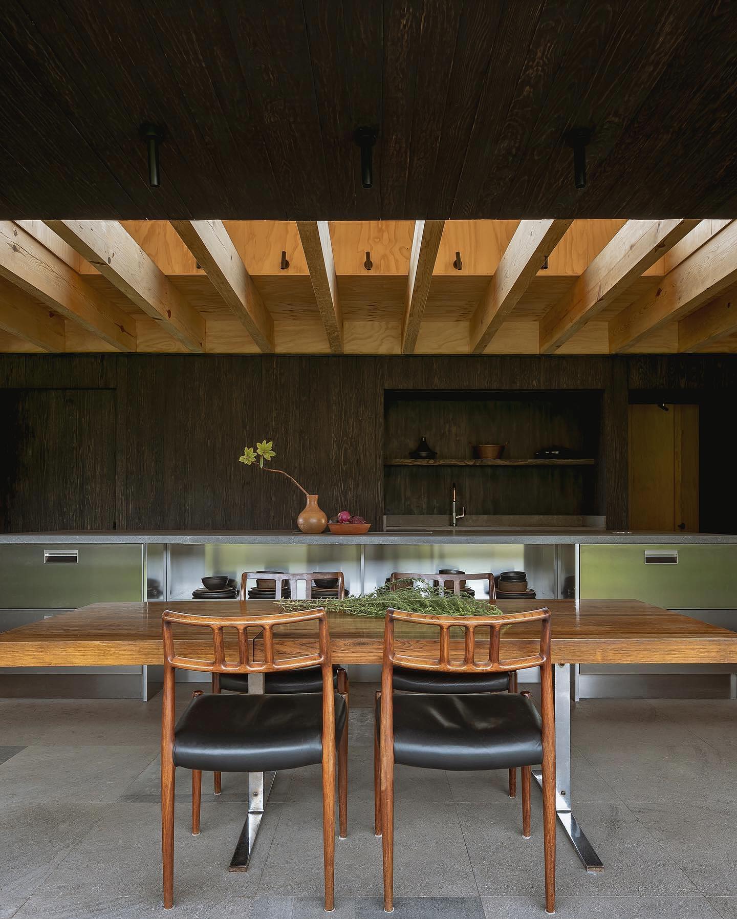 An off-grid retreat built in a nature reserve in Mexico featuring our vintage Møller 79’s.
Located in the mountainous region of Valle Bravo, a couple of hours away from Mexico City, Casa Temascaltepec is an off-grid retreat that works in tandem with the landscape and the local climate. The dwelling was designed and completed in a collaboration between @robhutcharch and Javier Sanchez Architects.
The team built the main house and a nearby bathhouse and studio in a nature reserve. The volumes maximize access to the Nevado de Toluca volcano. Due to the seclusion of the site, the architects designed the retreat as an off-grid building with a solar panel system and on-site water treatment and storage systems to make the most of the area’s rainy summers and dry winters.
Design: jsaarquitectura and @robhutcharch
Photography: @cesarbejarstudio, Laia Rius Soia and @rafaelgamo
#moller #møller #madeindenmark #danishdesign #interiordesign #midcenturymodern #scandinaviandesign #home #chair #collaboration #photography #architecture #handmade #temascaltepec #mexico