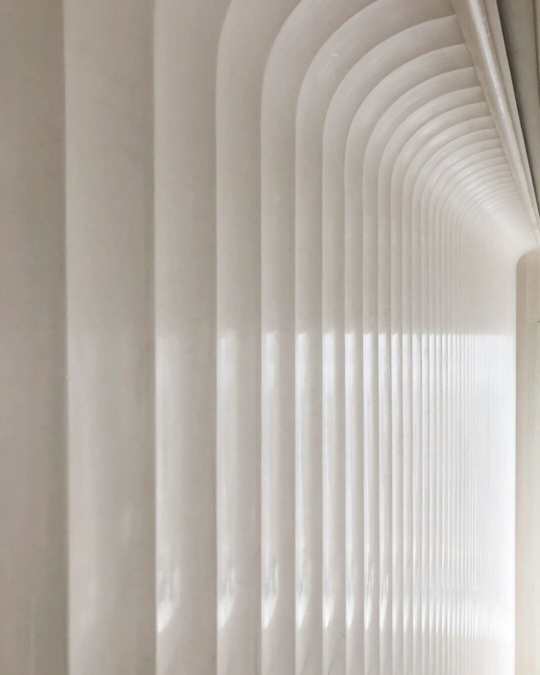 Polished plaster fluted wall and cove created by SuperStrata artisan Patrick Shoemaker in a New York City residence designed by Bunny Williams.
Link in bio to see more of this technique and view our website.