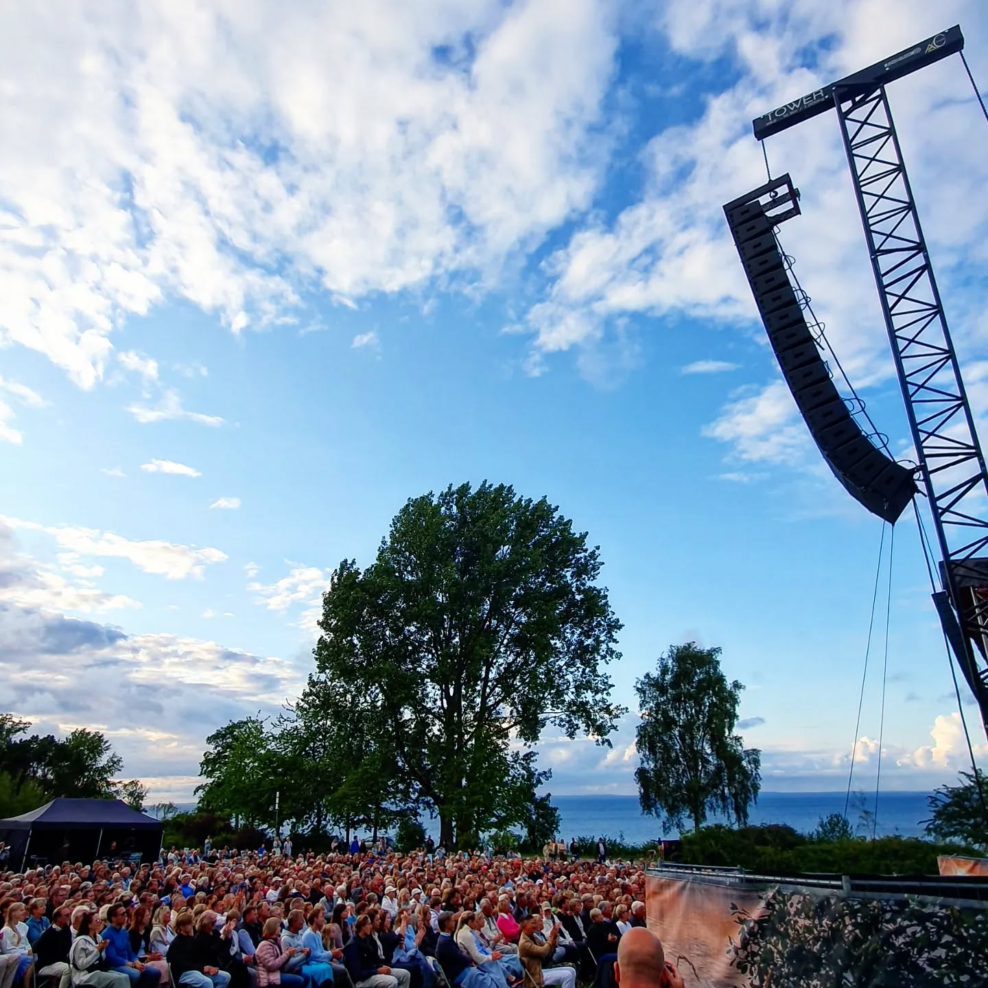 Kul med bra musik av Smith & Tell i fint PA på Norrvikens scen. I morgon kommer Niklas Strömstedt och Martin Stenmarck, på lördag är det Tommy Körberg och på söndag kommer Dolly Style och Musse & Helium. Blir en bra vecka!
32 WPS
8 SX218
2 T1230
4 DD6
9 iK42
#wssab @smithandthell @krall_entertainment @martinaudio #martinaudio #wavefrontprecision @alc_truss #norrvikensträdgårdar