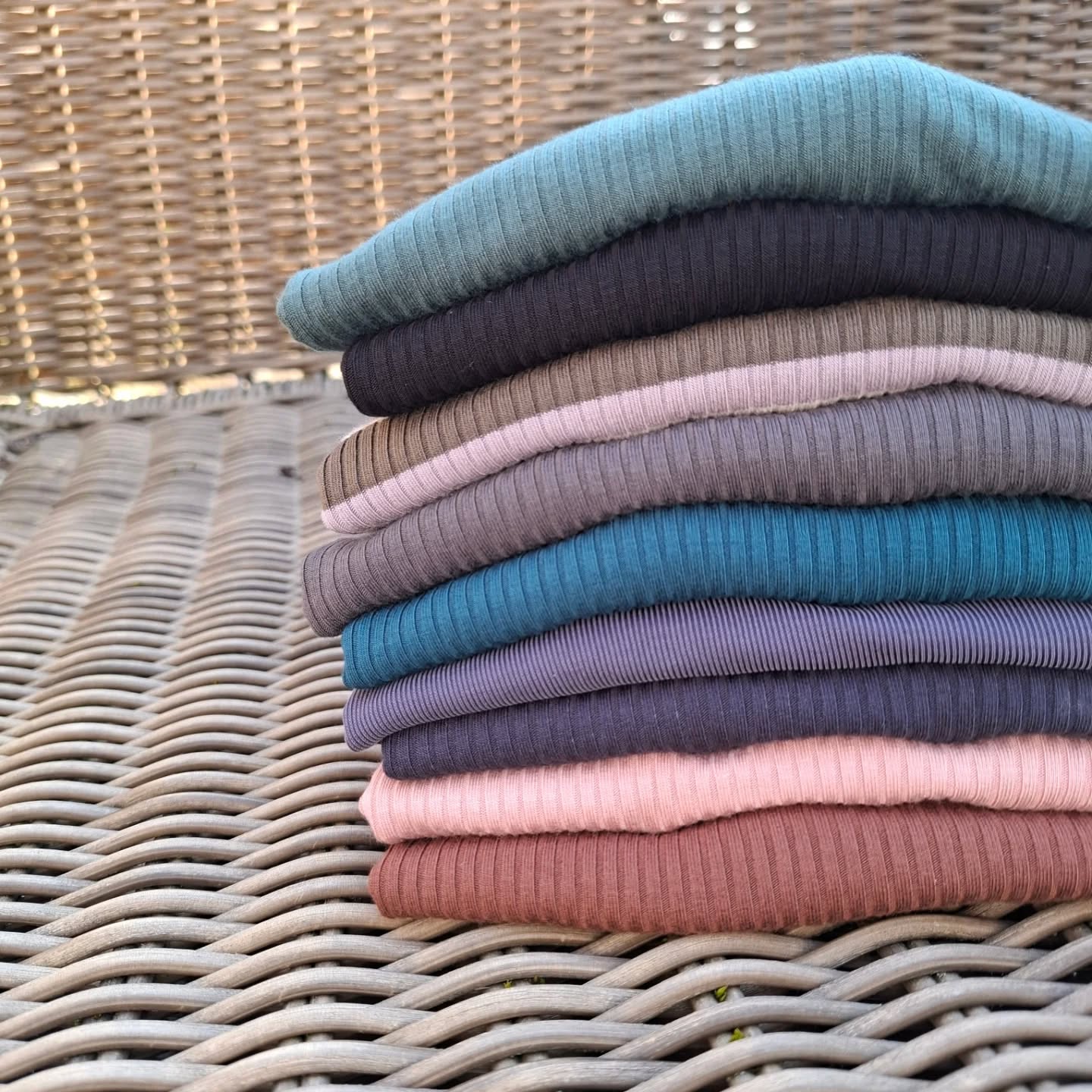 Manchmal brauch der Schrank halt einfach nur Basicshirts!
Der Grossteil der Stoffe ist noch von HelloHeidi Fabrics, der lag also schon ein bisschen im Schrank, bis ich meinen perfekten Schnitt fertig hatte. Ich kann euch hier leider keine konkrette Angaben machen, weil och wirklich viele Änderungen gemacht habe, bis ich zufrieden war.
Gestern hab ich endlich die Fotos geschafft und bin an einer KI Idee teilweise gescheitert. Stunden war ich gestern Abend bei Chat GPT und Gemini und naja! Ich war wohl zu wenig klar 🙈🤣
Ich zeig euch später mein Ergebnis!
#basicshirt #modalrippjersey #ateliermayara