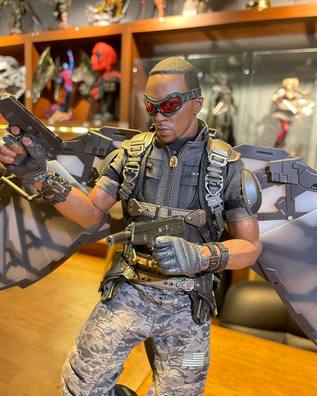 Hedefe kilitlen… çünkü bu Falcon (Sam Wilson) 🦅🔥
Captain America evreninin en karizmatik savaşçılarından biri, detay seviyesiyle resmen sahneden çıkmış gibi.
Silah detayları, ekipmanları ve o ikonik gözlük… koleksiyonda direkt fark yaratan parça.
DM’den fiyat bilgisi alabilirsiniz.
Hero Cafe’yi ziyaret edip ürünü yakından inceleyebilirsiniz.
#marvel #falcon #hottoys #figurecollection #herocafe