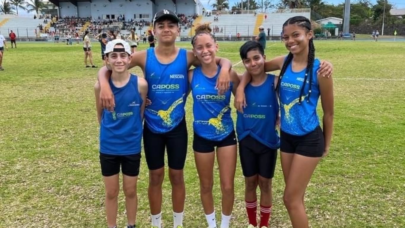 Résultats Equip athlé Benjamins Minimes à l’Étang Salé du 6/11/22
Ce dimanche 6 novembre 2022 était organisé une compétition par équipe BE/MI sur la piste bleue de l’Étang-Salé. L’occasion pour l’ensemble des athlètes U14 U16 de remettre les pointes et de reprendre goût à la compétition. L’ensemble des clubs ont répondu présent avec une diversité de clubs inédites depuis quelques temps. Une concurrence forte et des épreuves bien remplis donc au programme pour nos CAPOSSIENS
Bravo à l’équipe benjamins mixte qui remporte la compétition en division 1 (N1) avec 216 pts devant l’Entente du Nord (177pts) et la Dominicaine (166pts).
En division 2, l’équipe 2 mixte benjamins termine 8e avec 97 pts.
Chez les minimes le CAPOSS est 3e en N1 (équipe mixte) avec 347 pts. L’équipe 2 mixte termine 6e avec 103 pts et de nombreux trous pour avoir une équipe au complet.
Chez les benjamins voici les résultats marquants :
Mélody TREPORT-LAPOELE saute à 3m89 en longueur et termine 2e. Elle est également 3e du 50m Haies en 9’’34 nouveau RP.
Lya LEJOYEUX réalise le 3e chrono sur 50m avec 8’’05.
Hugo PARISSE améliore son record de 10cm en benjamin avec 1m40 au saut à la perche. Il remporte également le marteau avec 11m94.
Noa VERBARD fait de même puisse qu’elle établît un record club au 2000m marche avec 16’57’’19.
Chez les minimes :
Maelle FERBLANTIER réalise 31’’10 sur 200m Haies et réalise 40 pts soit la meilleure performance de la compétition devant Anais PAVIEL-MIGALE du CAPOSS aussi qui remporte le 80m Haies en 12’’67. Ces 2 athlètes participeront dans 1 mois à la CJSOI (jeux des iles jeunes) à Maurice.
Byran PADRE inscris son nom dans les tablettes du club avec un record au saut à la perche avec un saut à 1m70 sans véritable entraînement tout comme le 3000m marche avec 22’30’’35.
Hugo PARISSE fait de même et améliore son record de 10cm en benjamin avec 1m40. Il remporte également le marteau avec 11m94.
Marilou BURLOT remporte le triple saut avec 9m35 RP. Elle termine 2e du javelot avec 25m31 devant Maelle FERBLANTIER 24m66.
Lea MARIE-FRANCOISE est 2e du 1000m minime en 3’52’66.