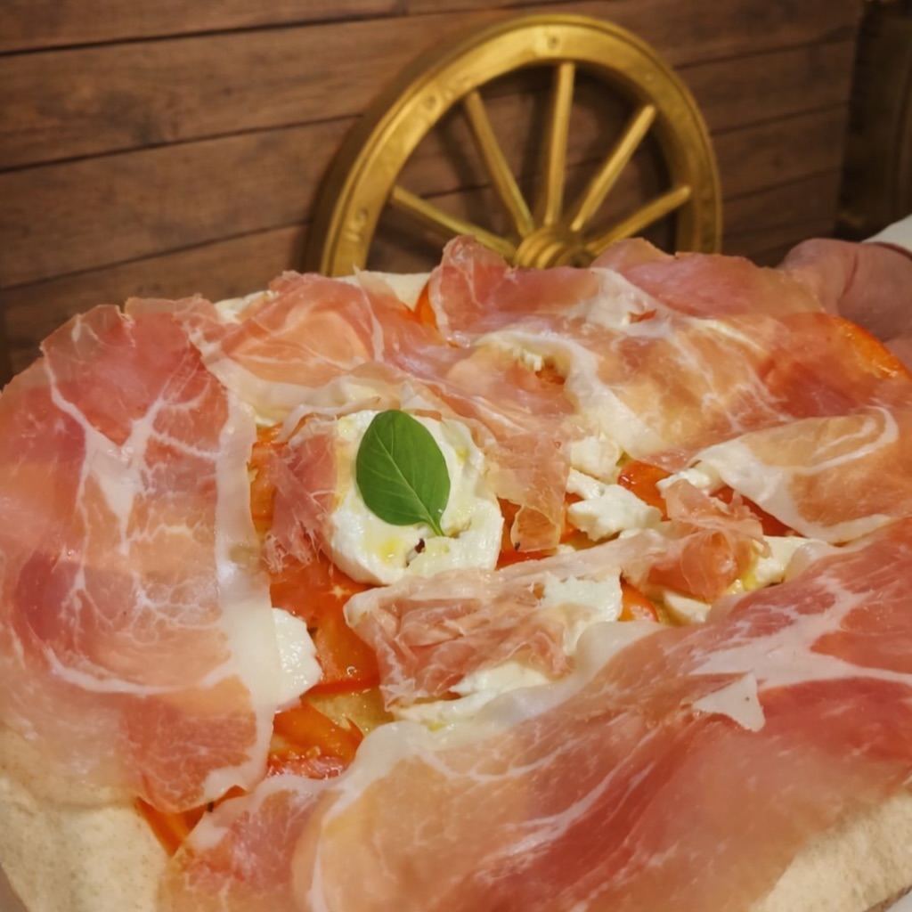 🍕 Focaccia gourmet a Martinsicuro? Devi provarla da Pizzeria La Ruota di Evandro!
Se cerchi una focaccia diversa dal solito, qui trovi qualcosa di davvero speciale:
base croccante e leggerissima, pomodoro selezionato e mozzarella a fette, il tutto completato con una combinazione irresistibile 🤪
👉 Caprese fresca + prosciutto crudo di qualità superiore
Un equilibrio perfetto tra dolcezza, sapidità e freschezza che si scioglie in bocca.
Ogni morso racconta l’esperienza del Maestro pizzaiolo Evandro, che trasforma ingredienti semplici in un’esperienza unica a Martinsicuro.
📍 Vieni a provarla in:
Via Aldo Moro 97, 64014 Martinsicuro (TE)
🔥 Se ami la vera pizza e focaccia artigianale, questa è una tappa obbligata!
#pizzeriamartinsicuro #laruotadievandro #focacciagourmet #pizzartigianale #martinsicurofood 🍕