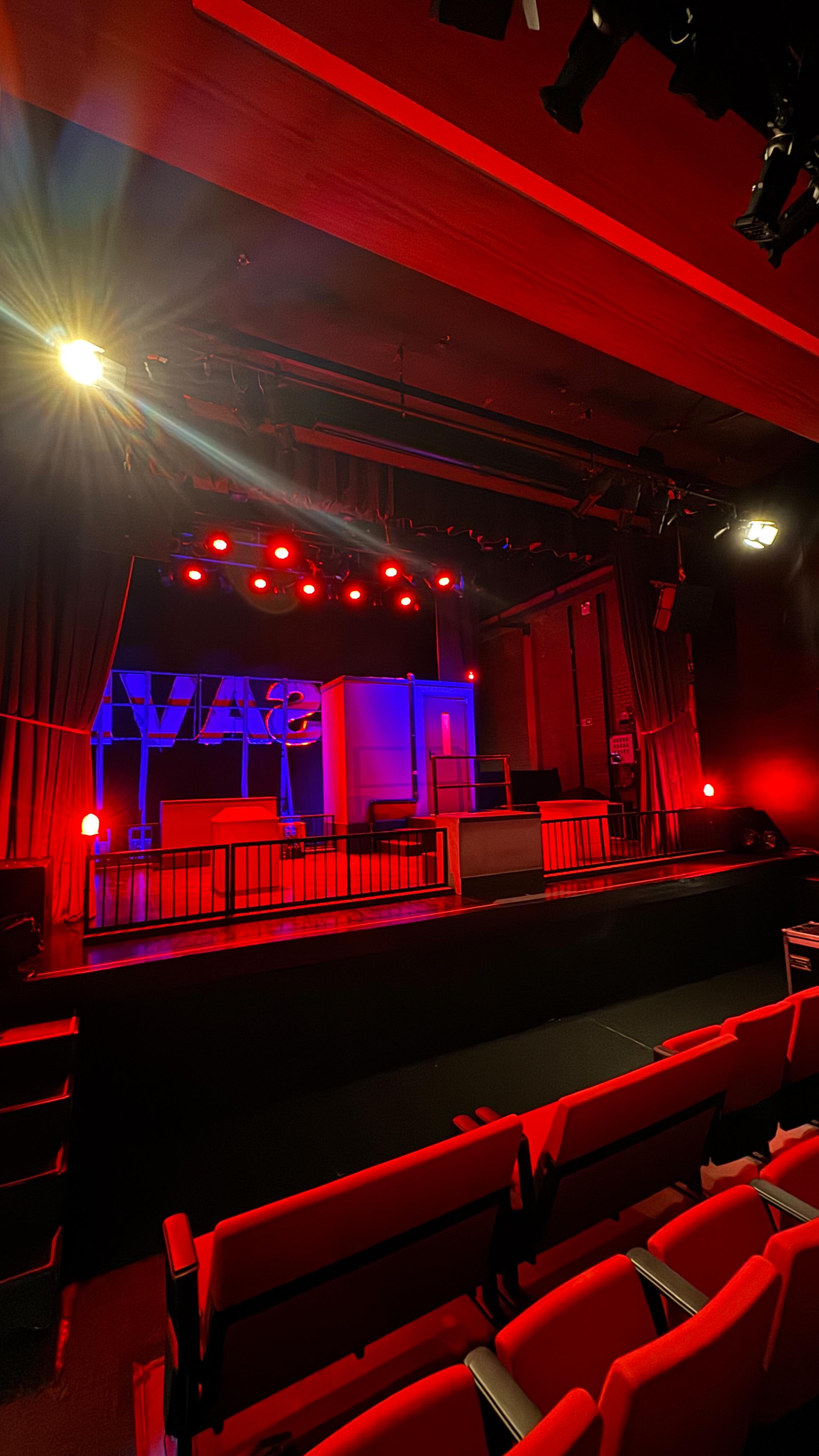 Que privilégio dividir o palco com tanta gente especial. ✨
Agradecemos aos nossos amigos e atores que estiveram com a gente na participação da semana passada. Cada presença, cada troca e cada palavra compartilhada fizeram essa experiência ainda mais viva e forte.🎭
Fica aqui o nosso carinho e gratidão por caminharem com a gente nesse momento tão especial de Limítrofe.
⏳ Amanhã começa a penúltima semana. Últimas chances de vir assistir.
🎫 Garanta já seu lugar.
🎭 Teatro Ipanema
🗓️ ÚLTIMAS SEMANAS - até 29 de março
⏰ Quinta a sábado, 20h | Domingo, 19h
📍 Rua Prudente de Morais, 824 - Ipanema
🔴 Classificação indicativa: 16 anos
🎫 Ingressos no link da Bio ou 50% de desconto no Vivo Valoriza