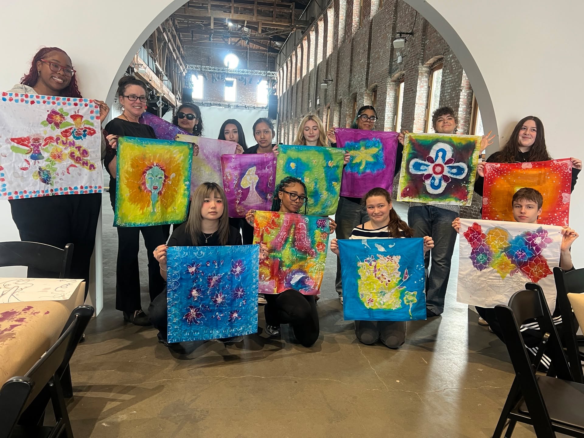 🧵 Ms. Farrelly’s senior Fashion Design class recently visited Pioneer Works in Redhook, Brooklyn for a tour of their exhibit, The Endless Garment, as well as their artist residency spaces. During the visit, students also participated in hands-on textile workshops focused on batik and fabric dyeing, where they explored traditional techniques and experimented with creating their own designs.