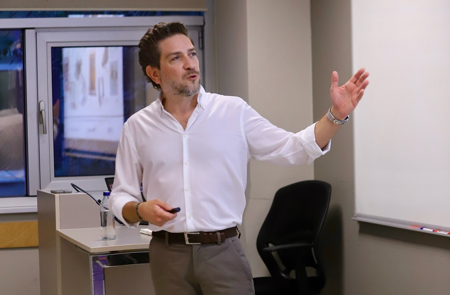 Geçtiğimiz günlerde bir kez daha YGA’nın misafiri olarak Rol Model Öğretmenler Programı kapsamında ülkemizin dört bir yanından gelen idealist öğretmenlerle bir araya geldim.
Bilim Seferberliği projesi bugüne kadar 2 bini aşkın öğretmen ve neredeyse 1 milyon öğrencinin hayatına dokunmuş.
Oldukça sıcak bir günde değerli öğretmenlerin Sosyal İnovasyon Kampı’nda ne kadar yoğun bir program ile çalıştıklarını görmek etkileyici olduğu kadar eğitimin geleceği adına umut vericiydi.
Çoğu konuşmamda ifade etmeye özen gösterdiğim birkaç cümleyi tekrarlayacak olursam; öğretmenlerin en önemli ama en zor görevlerinden biri “değişim elçisi” olmalarıdır. Öğretmen değişmeden eğitim sistemi değişmez, öğretmen değişirse toplum değişir. Eğitim teknolojileri öğretmenin rakibi ya da düşmanı değil, en büyük yardımcısı olabilir ama en iyi teknoloji bile işini sevgiyle yapan bir öğretmenin yerini tutamaz. Öğretmenin yaratabileceği sosyal etkinin çocuklarımız, geleceğimiz ve hepimiz için ne kadar değerli olduğunu unutmayalım. @ygaorgtr #RMOP
#eğitim #öğretmen #ogretmen #eğitimsistemi #eğitimbilimleri #egitim #eğitimteknolojileri #edtech #yga #gelecek #sosyalinovasyon #dijitaldönüşüm #sosyalfayda #khanacademy #khanacademytürkçe #herşeyiöğrenebilirsin