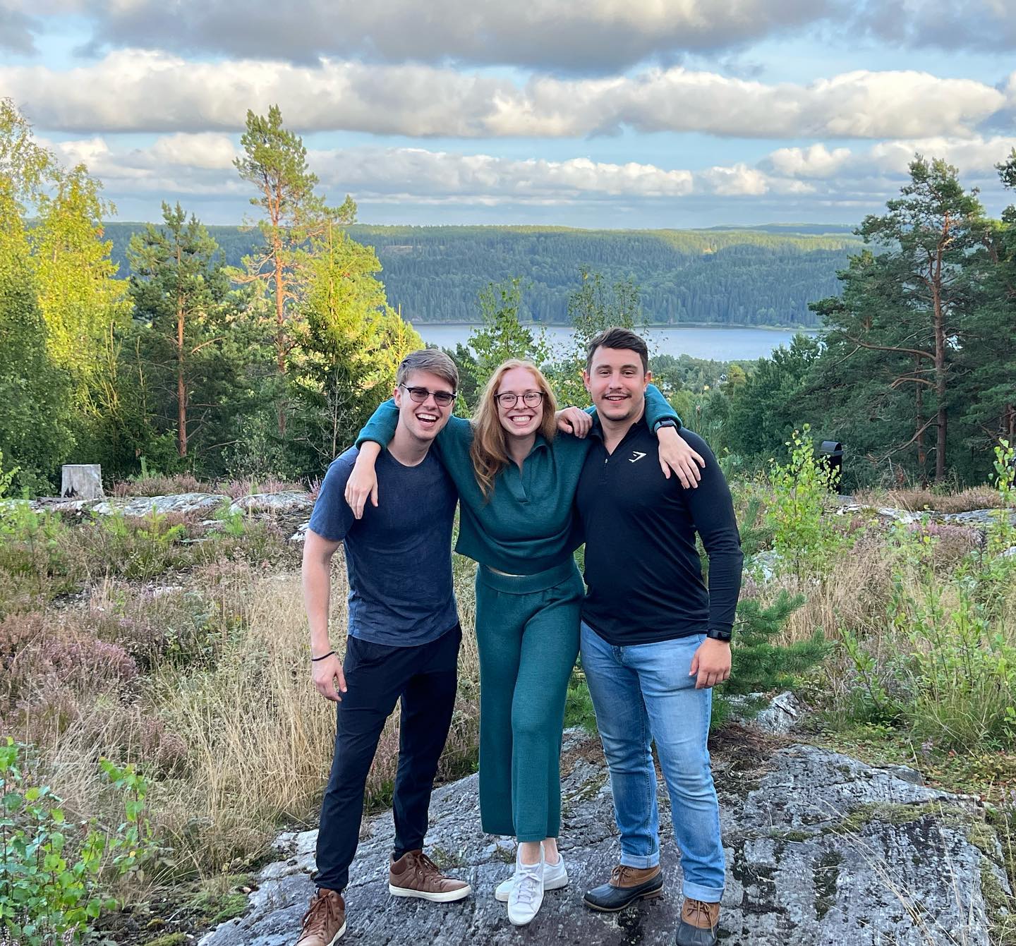 A few weeks ago I finally got back to Norway for the first time in wayyy too long. So thankful for the family time❤️ Se dere alle igjen snart!! #norway🇳🇴 #family