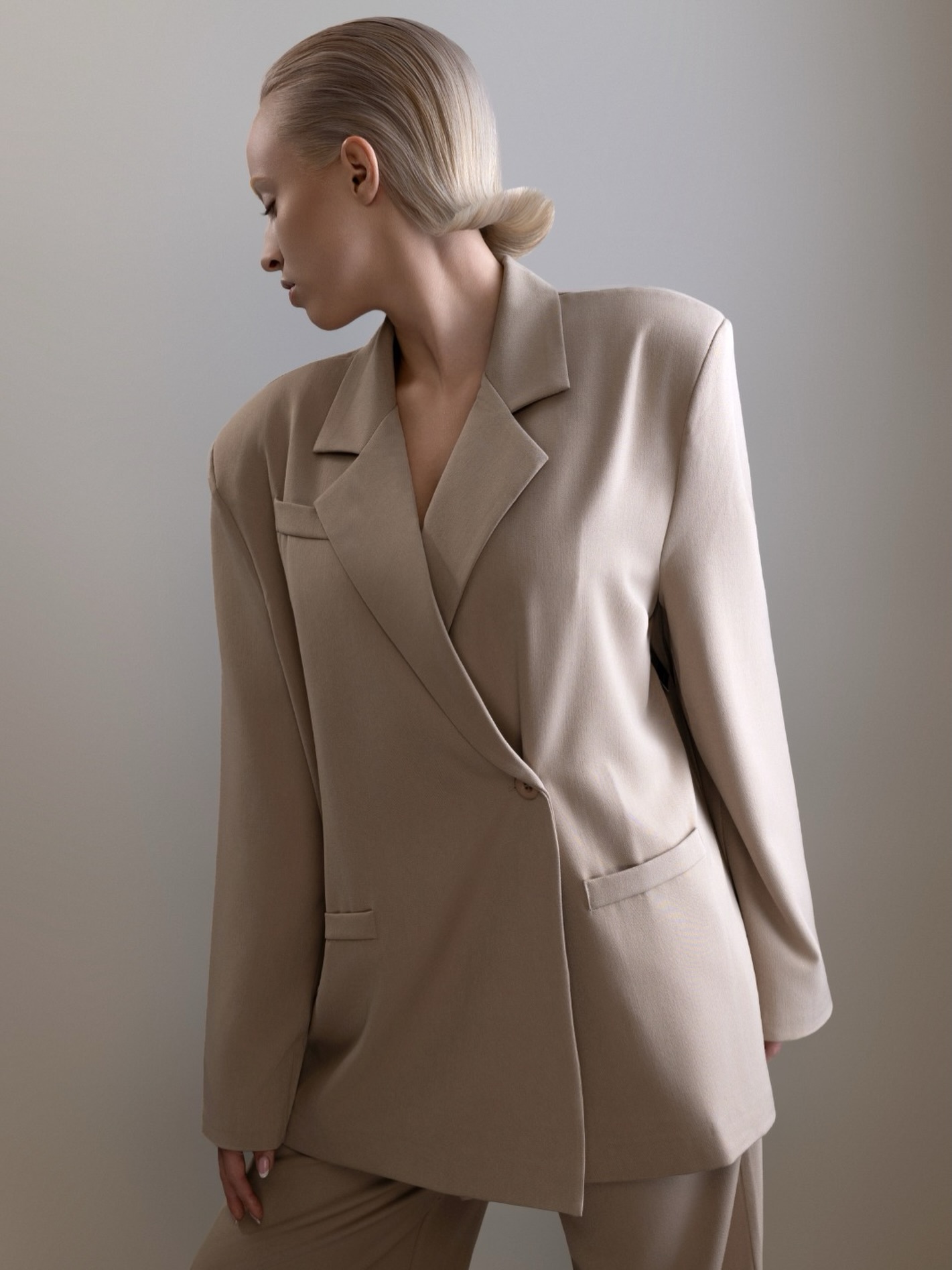 WOMENS COLLECTION
Coiffure Award 2026
Hair: Dyonne
Make-up: Lisanne
Photography: @petrahollandfotografie
Assisted by: team MOOS
@coiffureawardnl