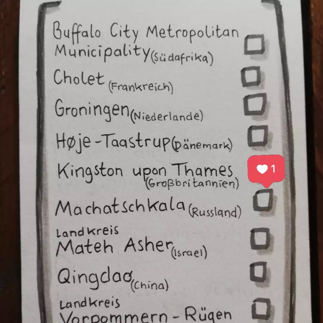 Kingston upon Thames (Großbritannien) | Kulturpartner: Hanna ten Doornkaat
English below
Wo schon seit 2010 einen regen Austausch zwischen Oldenburg und Kingston upon Thames stattfindet, bieten sowohl Hanna ten Doornkaart als auch Petra Jaschinski mit Ihrem Brief und Kunstwerk ein Einblick auf der Folgen der Corona-Pandemie im Leben eines Künstlers.
Wir freuen uns, wenn auch Sie bis zum 17. August Zeichnungen, Bilder und Collagen bestaunen und lesen, wie Kreative immer wieder neue Wege finden. Nehmen Sie die Eindrücke der Ausstellung mit nach Hause und - schreiben uns gerne einen Brief.
Petra Jaschinski
http://www.petra-jaschinski.de/
Instagram @jaschinskipetra/
Hanna ten Doornkaart
https://www.tendoornkaat.co.uk/
Facebook @HannaTenDoornkaatArt
Instagram @hannatendoornkaat/
-----
Kingston upon Thames (Great Britain) | Cultural Partner: Hanna ten Doornkaat
Where a lively exchange between Oldenburg and Kingston upon Thames has been taking place since 2010, both Hanna ten Doornkaart and Petra Jaschinski offer an insight into the consequences of the Corona pandemic in the life of an artist in their letter and artwork.
We would be delighted if you too were to marvel at drawings, paintings and collages until 17 August and read how creative people are always finding new ways.
Take the impressions of the exhibition home with you and - feel free to write us a letter.
#11friendsofculture #brieffreundschaft #partnerstädte #machwerkoldenburg #stadtoldenburg #oldenburg #kulturbüro #kulturförderung #jungekultur #exchange #austausch #brief #kulturbrief #culturalexchange #kunst #artwork #künstlerkorrespondenz #international #kultur #kulturstadt #innovation #wirbrauchenkunst #analog #selbstgeschrieben #handschriftlich #selbstgestaltet #reflexion #nachhaltig #kunst
www.kulturaustausch-oldenburg.de