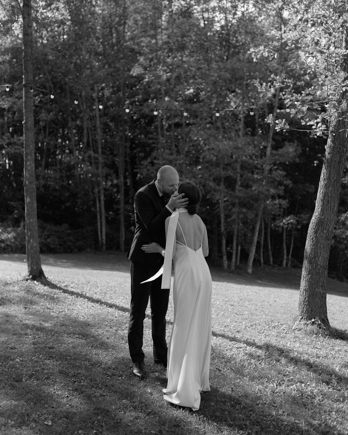 E&A ceremonija ir šventė gamtos apsuptyje 🌿
.
.
.
#newyorkbridesmag #vestuvesgamtoje #ceremonijagamtoje #pomiškis #modernwedding #vestuviufotografas