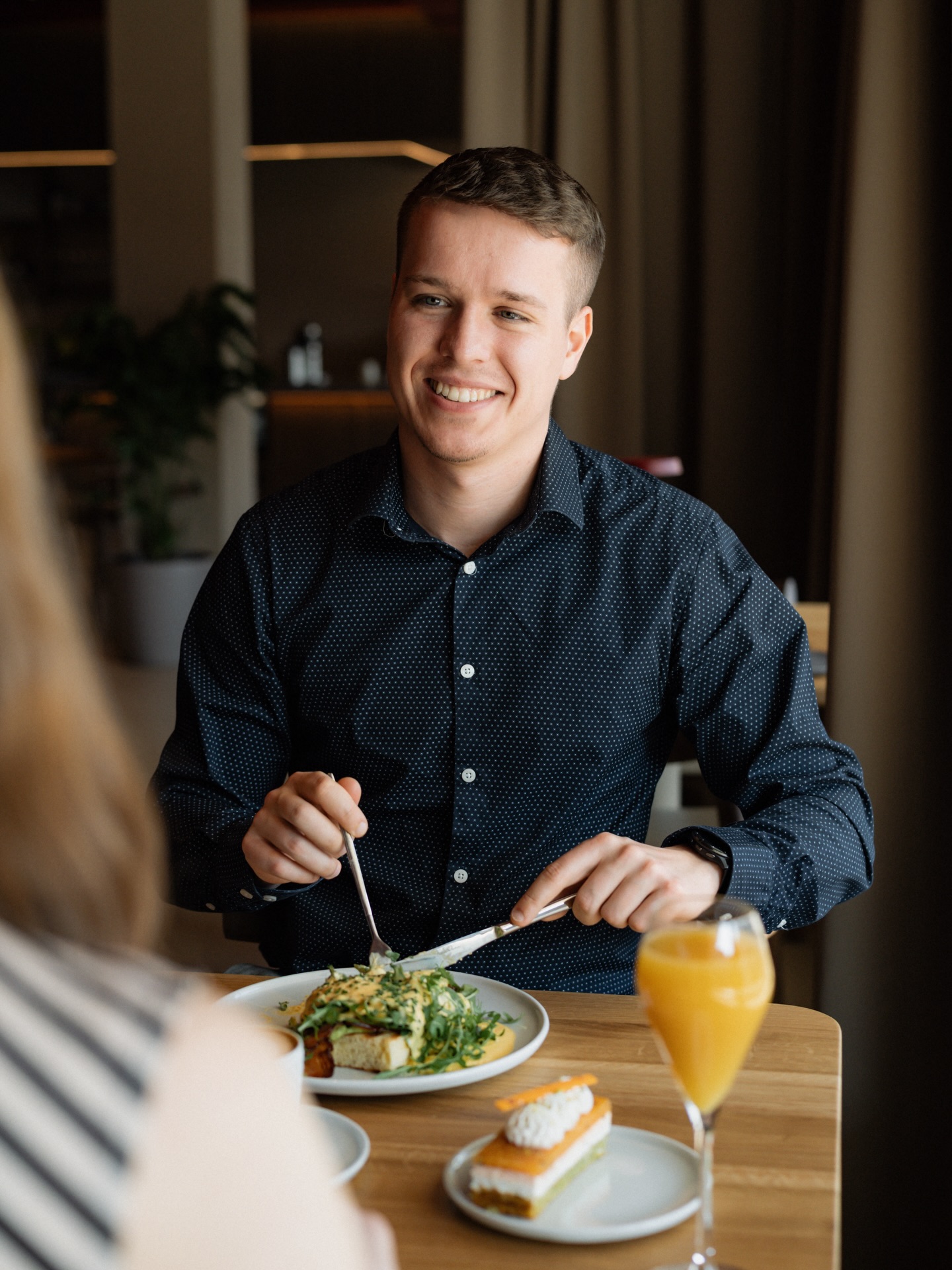 BRUNCH MENU! SO, NE 🍳 9–12 Rezervace na víkend stále přijímáme. 😌
🌭 ASIAN FULL BREAKFAST
2 ks grilované párky, marinované vejce, miso, medová slanina, gojuchang fazole, žampiony v ústřicové omáčce, rajče v yuzu, chléb se sezamem
🍳 VEJCE BENEDIKT
Slanina, avokádo, vejce 63°, holandská omáčka, shokupan, sriracha, rukola
🍄 VEJCE BENEDIKT S HLÍVOU
Hlíva ústřičná, vejce 63°, holandská omáčka, shokupan, rukola
🐟 MÍCHANÁ VEJCE S LOSOSEM
Míchaná vejce ze 3 ks vajec, losos, bylinkový dip, salát, chléb
🌱 MÍCHANÁ TOFU „VAJÍČKA“
Tofu, šalotka, salát s ředkvičkami, okurkou, rukolou a pečenými rajčaty, chléb
🍵 MATCHA LÍVANCE
2 ks lívanců, matcha mascarpone, maracuja, mango, bílá čokoláda, kokos