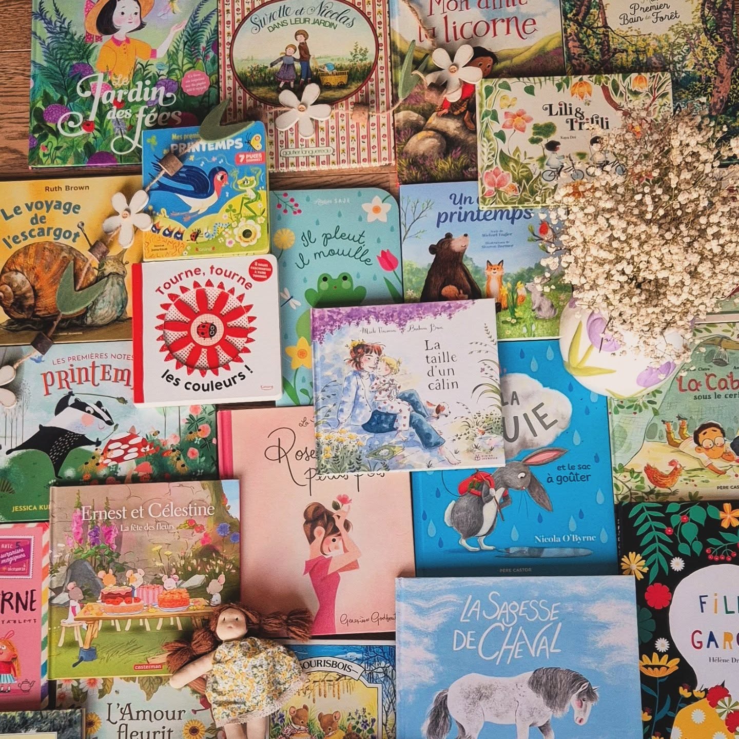 "Quand je t'ai rencontrées, tu avais la taille de mes bras. Ta tête posée sur mon coude et tes pieds sur mes mains.
Pile la taille d'un câlin." 💞
#bookmorning 📚 nos préférés de la jolie saison 💐 Pour le printemps on fait le plein de fleurs, de confiture, de cabanes, d'animaux tout doux, de jardin et de câlins 🌸
Doux mercredi entre les pages 📚
#albumjeunesse #springbook #ınstabooks