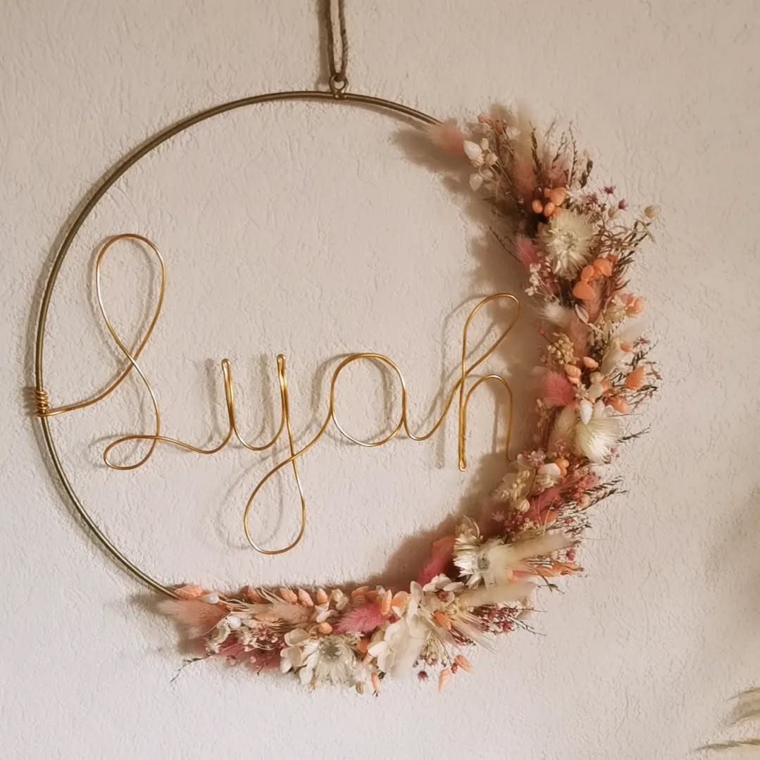 Couronne réalisée pour la chambre d'une adorable petite crevette 💕
Sa maman qui souhaitait une couronne du style champêtre avec des couleurs douces, blanc, rose pâle et saumon 🌾
De quoi faire de doux rêves dans son joli cocon 🌛
Fleurs sur le côté, j'adore aussi 😍
Mercii à toi pour ta demande, le bon thé 🍵
et le chouette moment passé ensemble 💕
Qu'est-ce j'aime réaliser vos demandes 🫶
Vous êtes à fond couronne en ce moment, mais je comprends, une jolie déco à personnaliser, aux couleurs de votre intérieur et aussi durable 🙌
#fleuriste#fleursechee#couronnefleurssechee#driedflowers#couronnefleurs#deco#decoaddict#chambrebebe#chambreenfant#decosalon#boutiqueenlignesuisse#boutiquecadeau#ideecadeaunaissance#couronnepersonnalisee#suisse#suissseromande#creatricesuisse#fleuristesuisse#vaud#valais#neuchatel#fribourg#geneve#lausanne#tessin#berne#florist #