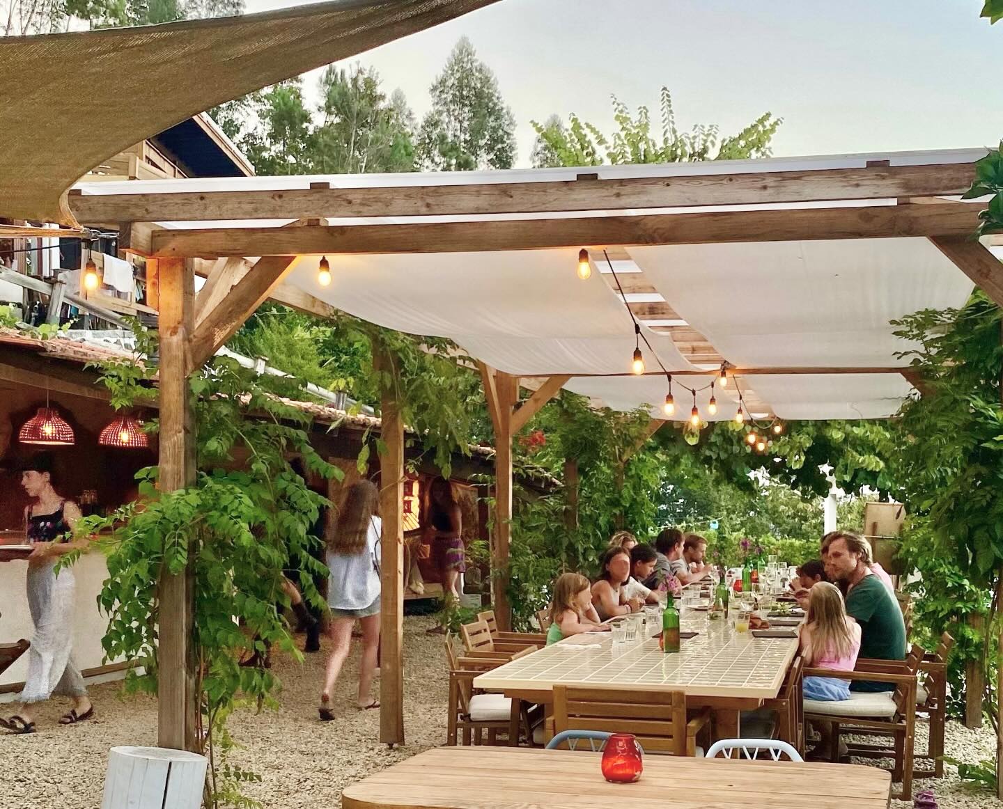 Evening scene at the bar ☀️
Maybe it’s not the sharpest or most professional photo, but for us it shows the vibe we love here at Deveza: easygoing, cosy, kids mixed with grownups, good food and great temperatures. Lots of times we’re enjoying too much to take pictures and then, at the end of the Summer, we have to use our memory to look back at the lovely moments we shared.
We are looking so forward to upcoming season!!
X
Giel, Karin and Selah
.
#glampingportugal #devezabar #dinnernight #smallscale #childfriendly