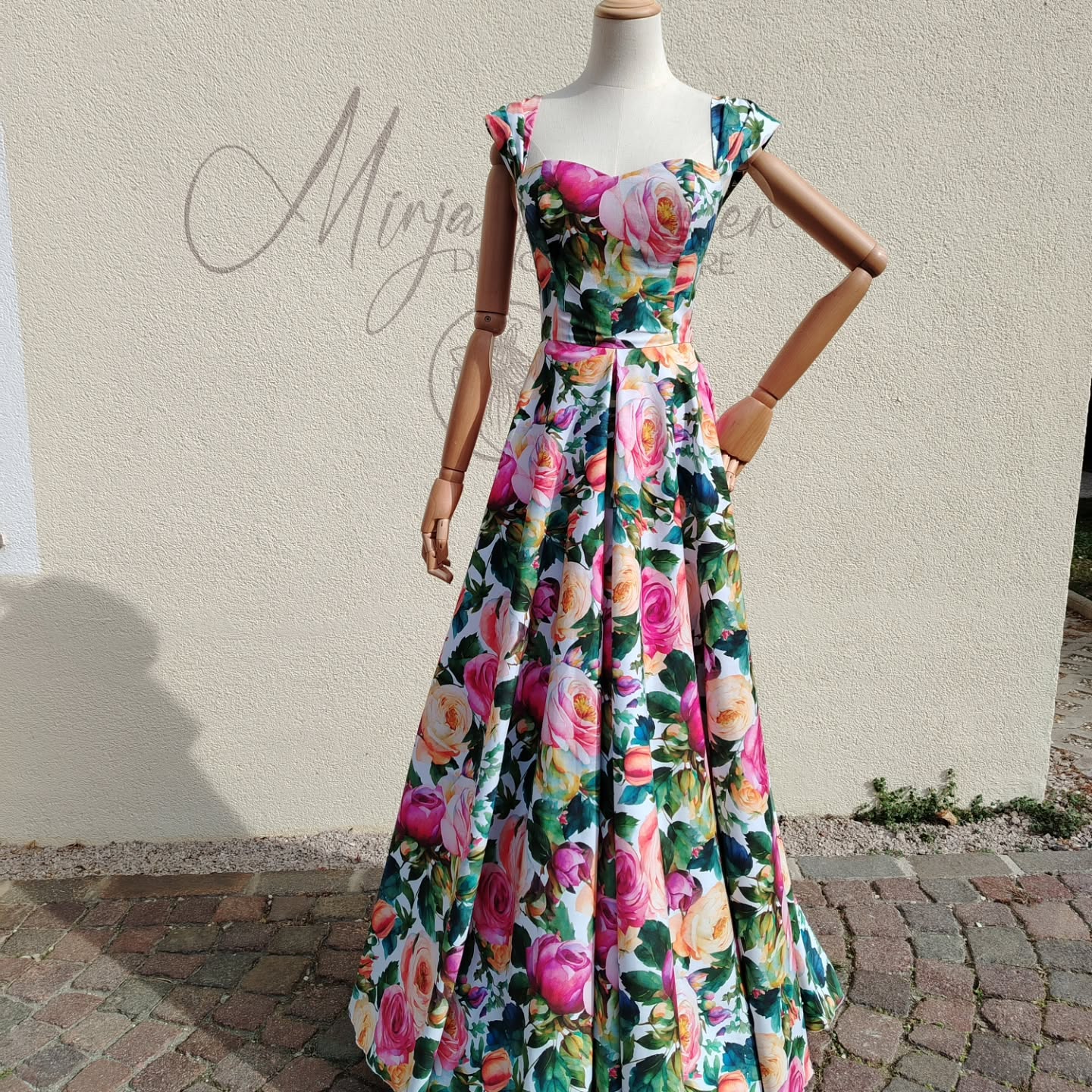 Baumwollkleid mit Mieder Oberteil und wudnerschönem Blumenmuster.
Preis nach Anfrage