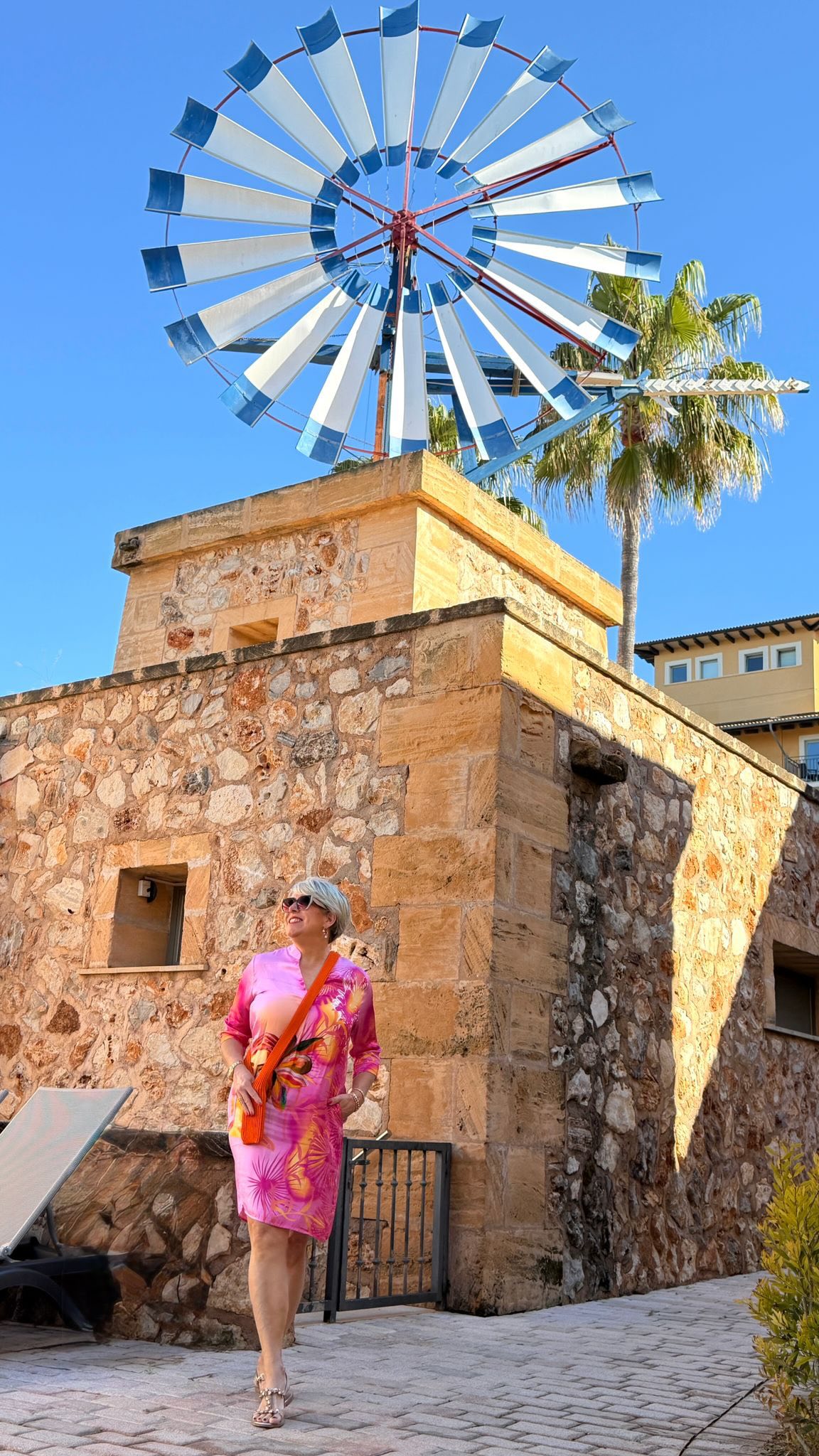 Liebe Grüße von Mallorca ☀️🌴
Unsere Frühstückskleider sind einfach perfekt für warme Tage – luftig, leicht & total bequem 🤍
Bevor es für uns zum Frühstück geht, mussten wir euch diese Looks unbedingt zeigen ✨
Und wie findet ihr unsere neuen Handytaschen? 📱
Stylisch, praktisch und ein absolutes Must-Have 😍
👉 Welches Teil gefällt euch am besten?
Jetzt shoppen – Link in Bio 🔗
#mallorca #mallorcaliebe #urlaubsliebe #sommerlook #outfitoftheday #ootd #fashionboxx #kleiderliebe #sommerkleid #urlaubsoutfit #beachstyle #goodvibes #styleinspo #fashioninspo #lookoftheday #handytasche #accessoires #musthave #sommermode #boutique #onlineshop #fashionstyle