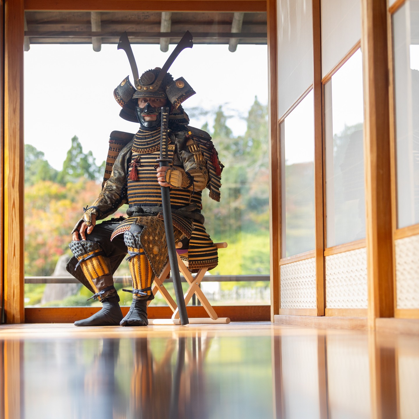Did you think that putting on Samurai armor was a job for male craftsmen? Think again.
In the Samurai era, it was often the wives and mothers who dressed their warriors for battle. Behind every warrior stood a woman’s care, encouragement, and quiet strength, protecting their spirit as they prepared to fight. 🗡️✨
Discover the untold stories of women in Samurai culture.
Pensiez-vous que revêtir une armure de samouraï était le travail des hommes ? Détrompez-vous.
À l'époque des samouraïs, ce rôle appartenait souvent aux épouses et aux mères, qui habillaient leurs guerriers pour le combat. Derrière chaque guerrier se trouvait la douceur, le courage et la force silencieuse des femmes, protégeant leur esprit avant la bataille. 🗡️✨
Découvrez les histoires méconnues des femmes dans la culture des samouraïs.
#ExploreSetouchi
#SamuraiJourney
#SetouchiBreweryTour
#SetouchiSamurai
#JapaneseBrewingArt
#SamuraiAndNature
#HeritageAndFlavor