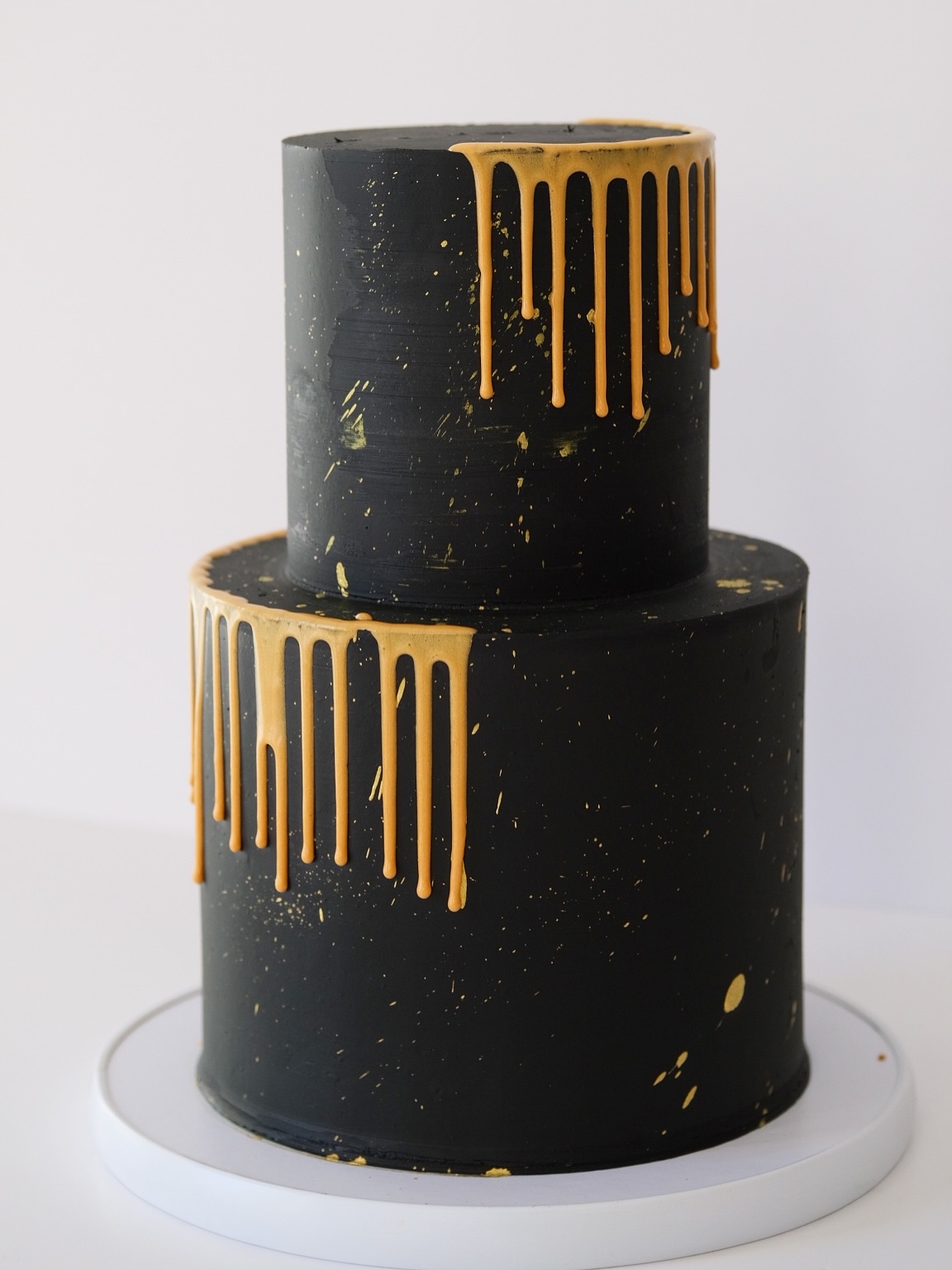 Black and gold 💛🖤
What do you prefer without topper or with topper
#blackcakes #golddripcake #50thcake