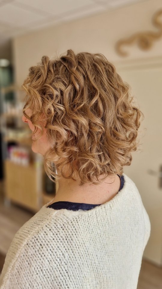 🌞 Les beaux jours arrivent et avec eux, vos envie de changement 🤩
J'adore cette période où tout le monde cherche le renouveau 🤗 Le nettoyage de printemps passe parfois par se délester d'une partie de ses cheveux ✂️
Et toi, envie de changer ? 🤭