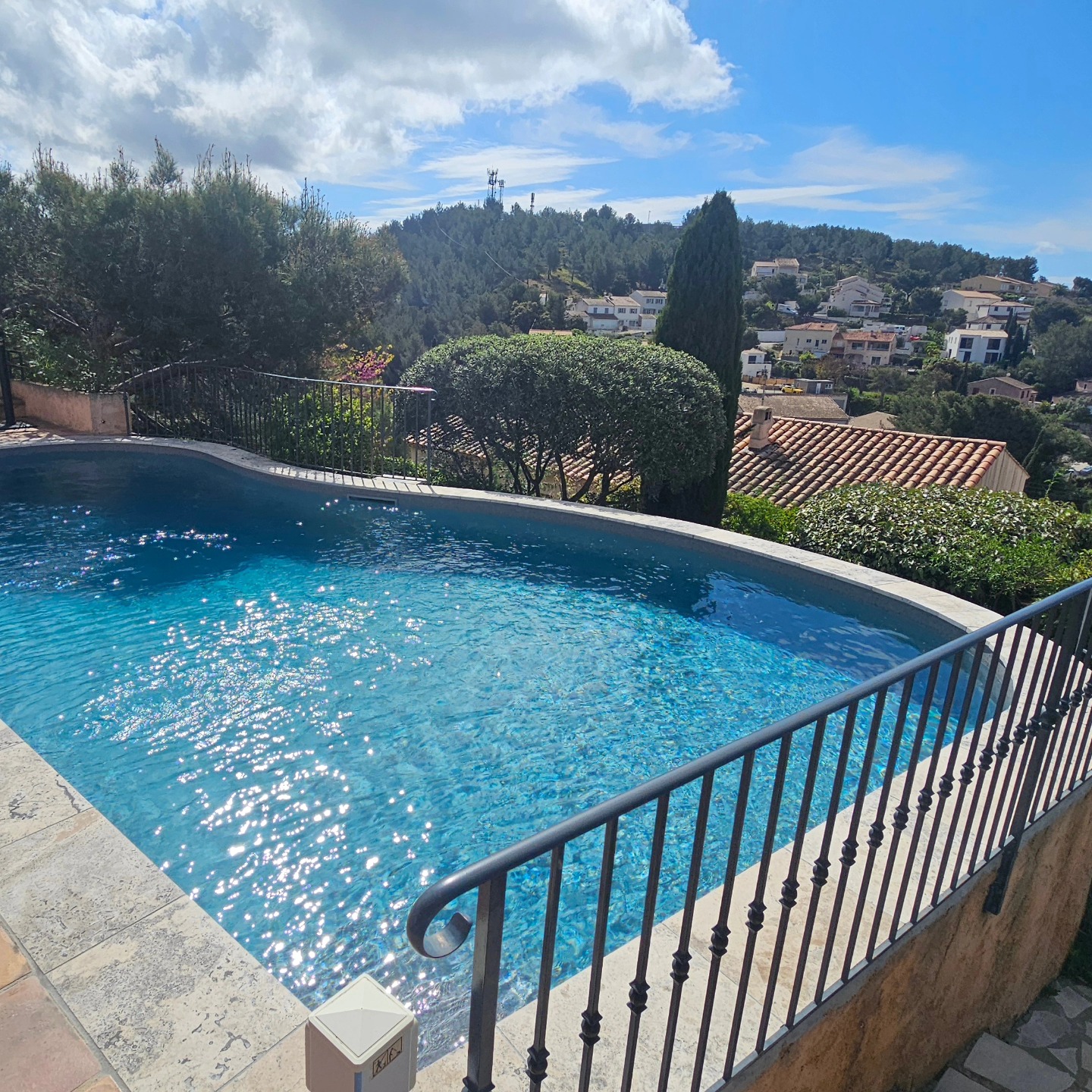 Rénovation complète piscine 11x5 forme libre, fond en pente, reprise complète de l'hydraulique, condamnation du débordement, margelles en travertin grises 60x40 feutrine en 500 sur fond et parois, étanchéité par membrane armée 3D ALKOR RENOLIT Gamme Prestige 💦💦👍
Merci aux clients de nous avoir fait confiance ! ❤️
#bandol #membranearmée #renovationpiscine #renolitalkorplan