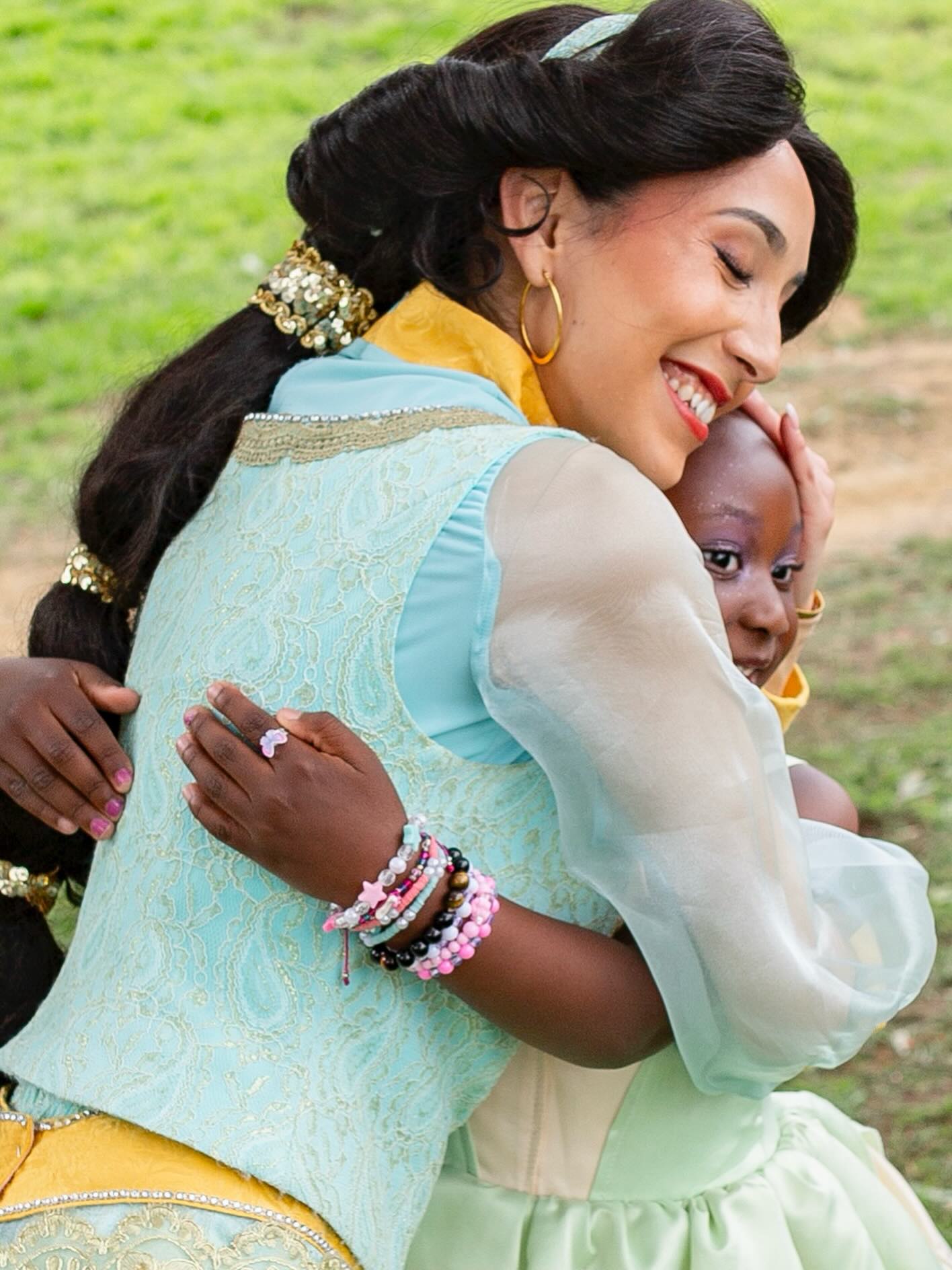 “A hug is worth more than a thousand words”🥰
.
.
Photo by @thalitamanginphotography
…
Would you like this princess to visit to your next royal celebration?🩵 Visit www.prestigeprincess.com to send in a booking request today!✨
…
🌟We are based in Lomita, CA and travel within a 40 mile radius🌟
…
Performer: Becky
…
#jasmine #princessjasmine #partyprincess #kidspartyidea #southbaymoms