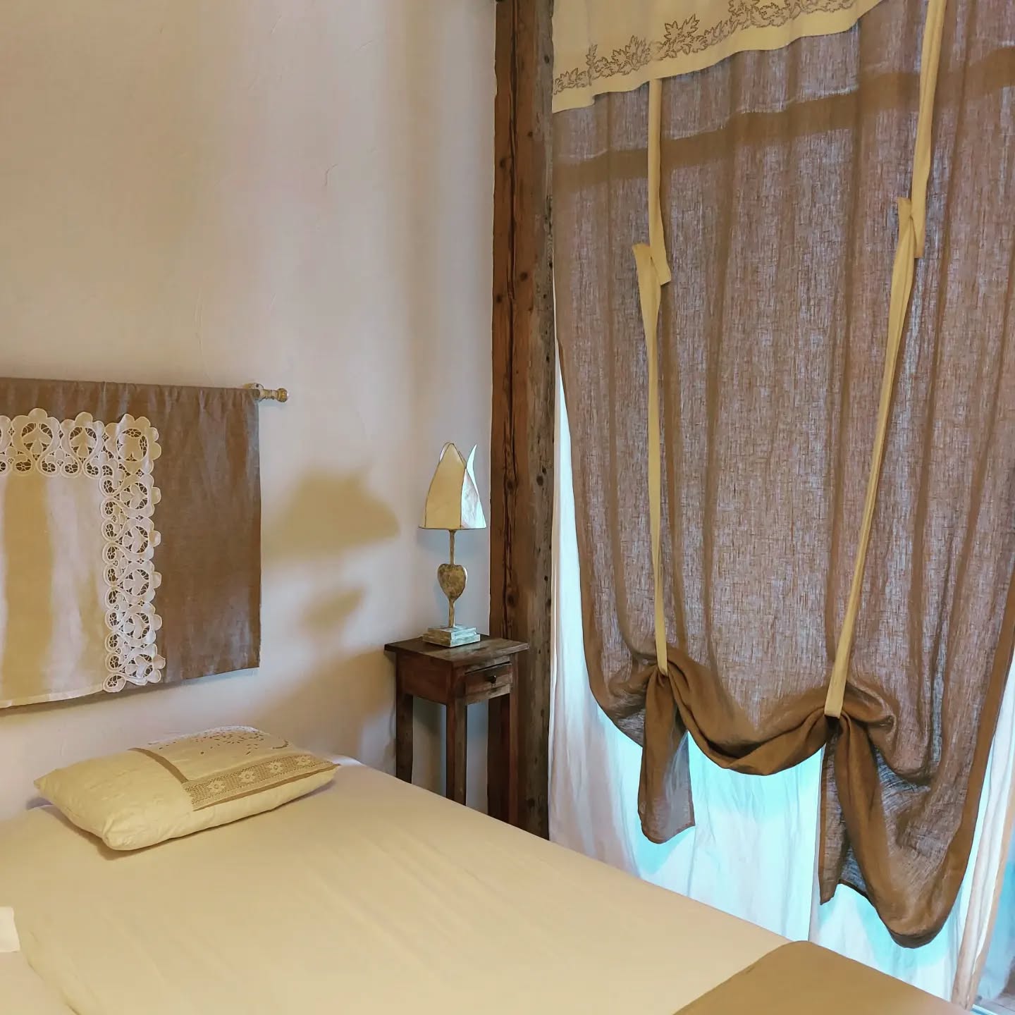 ☁️ Chambre Elsa 🤎
Cette chambre de 23 m2 est aménagée d’une salle de bain privée avec douche, ainsi que d’une terrasse intérieure (méridienne et fauteuil) avec vue sur le jardin.
Calme et sérénité assurés 🌙