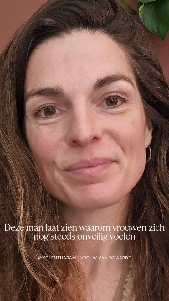 :》》Dit voelde als een aanval, toch ben ik hem dankbaar.
Die Fred...
Een man die het zijn energie en tijd waard vond om met een afbeelding van een clown en een niet zo vriendelijke tekst een reactie te geven op de advertentie voor het Inner Witch Retreat.
Dankjewel Fred. Want jouw reactie laat precies zien waarom dit werk belangrijk is.
Het Inner Witch Retreat gaat over de vrouw die voelt dat ze zich niet langer klein willen houden of wil aanpassen, uit angst voor afwijzing, onderdrukking, onbegrip, agressie...
De Inner Witch leeft in ons allemaal.
Het is de heler, de ziener, de natuurvrouw, de medicijnvrouw, de activist, de moeder....
Ze is wijs, krachtig, staat open en verbinding met alles wat leeft.
Ze durft haar waarheid te spreken, omdat ze weet dat die er toe doet.
Maar die Inner Witch verschuilt zich misschien nog. Omdat de herinneringen van het verleden in ons voortleven. Omdat zelfs nu, mannen zoals Fred, het vrouwelijke nog steeds niet durven te omarmen.
Niet willen begrijpen.
Geen kwaad woord over Fred, ik kan alleen maar compassie voelen voor deze man.
Er komt veel moois voor jou, als je meer wilt verbinden met je eigen Inner Witch en haar wilt helen.
Zoals het Inner Witch Retreat van 6-10 mei.
Maar als je mij nou eerst graag beter leert kennen, dan is er vanavond een helende nieuwe maan cirkel and morgenavond een gratis online sisterhood event.
Incl. Replays ;)
Comment 'Witch' en ik stuur alle info naar je toe.
Liefs Yolentha