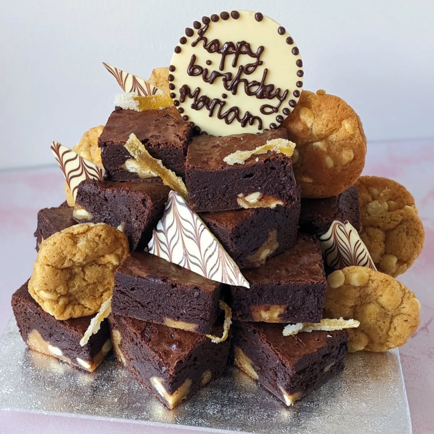 The Brownie Tower ✨ oh how I loved this challenge 🤭 Tasked by a lovely local customer to make a birthday brownie tower... There's a first time for everything! Details ➡️ Dark chocolate brownies, filled with chunks of white chocolate orange cookie dough 🍊 Decorated with mini white chocolate orange cookies, handmade white chocolate shards, crystallised orange peel 🤭🧡
#prismbakes #brownietower #browniestower #birthdaycake #birthdaybrownies #harrowbakers