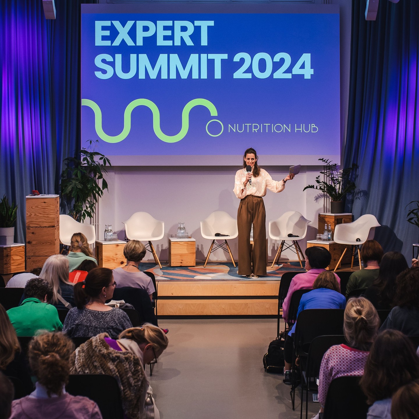 ✨ 𝑾𝒊𝒓 𝒔𝒊𝒏𝒅 𝒔𝒐 𝒗𝒊𝒆𝒍 𝒎𝒆𝒉𝒓 𝒂𝒍𝒔 𝒏𝒖𝒓 𝒆𝒊𝒏 𝑵𝒆𝒕𝒛𝒘𝒆𝒓𝒌 – 𝒘𝒊𝒓 𝒔𝒊𝒏𝒅 𝒆𝒊𝒏𝒆 𝑩𝒆𝒘𝒆𝒈𝒖𝒏𝒈! 🌱
Letzten Donnerstag haben wir mehr als 100 Expert:innen aus allen Bereichen des Ernährungssektors zusammengebracht – Vertreter:innen des BMEL, der BLE, der Ernährungswirtschaft, aus Sozialen Medien und PR, der Ernährungsberatung & Wissenschaft waren vor Ort. Unser gemeinsames Ziel: Die Ernährungswende vorantreiben! 🚀
🚀 @noradahlstromgroth eröffnete unser Event mit einem kraftvollen Impuls: Veränderung ist schwer, aber gemeinsam schaffen wir es!
💪 Bei @aldisuedde ging es um die große Verantwortung, gesunde und nachhaltige Lebensmittel für alle zugänglich zu machen.
🌍 @rewe_togo zeigte gemeinsam mit @hannirutzler, dem @tk.isst.besser & @liamarlencarlucci, wie Convenience Food verantwortungsvoll und nachhaltig gestaltet werden kann.
💯 Der Hype um #highprotein wurde heiß diskutiert von @biomed_hannah, @doctor_annelatz und den @klammer_sisters während @seca_deutschland die Bedeutung von Muskelmasse für Langlebigkeit betonte. #BIA
🤖 Auch #KI war ein großes Thema: Laut Ernst-Cornelius Koch von @google nimmt nicht die KI uns Arbeitsplätze weg, sondern Menschen, die mit KI arbeiten.
🌱 Prof. Dr. Hermann Lotze-Campen vom @pik_klima zeigte, wie unsere Ernährung zum 1,5 Grad Ziel beitragen kann.
🌐 Christoph Schmitz und @acker.community machen vor, wie Ernährungsbildung an Schulen gelingt – 164.000 Schüler:innen sind schon dabei! 🌱
💯 @i_bueningfesel, @hannirutzler und @janina_lin_otto sind sich einig: Wir brauchen positive Zukunftsbilder, um den Wandel zu schaffen. Let’s go! 🔥
💬 Fazit des Tages: Wandel geht nur gemeinsam! Was uns besonders berührt hat, war die unglaubliche Herzlichkeit, der ehrliche Austausch und die Bereitschaft, voneinander zu lernen und sich gegenseitig zu unterstützen. Ob “Klassentreffen”, Umarmungen unter alten Bekannten oder neue Verbindungen – 𝐝𝐢𝐞 𝐄𝐫𝐧𝐚̈𝐡𝐫𝐮𝐧𝐠𝐬𝐜𝐨𝐦𝐦𝐮𝐧𝐢𝐭𝐲 𝐢𝐬𝐭 𝐬𝐭𝐚𝐫𝐤 𝐮𝐧𝐝 𝐠𝐞𝐦𝐞𝐢𝐧𝐬𝐚𝐦 𝐤𝐨̈𝐧𝐧𝐞𝐧 𝐰𝐢𝐫 𝐝𝐢𝐞 𝐠𝐫𝐨ß𝐞𝐧 𝐇𝐞𝐫𝐚𝐮𝐬𝐟𝐨𝐫𝐝𝐞𝐫𝐮𝐧𝐠𝐞𝐧 𝐦𝐞𝐢𝐬𝐭𝐞𝐫𝐧. 💜🤝