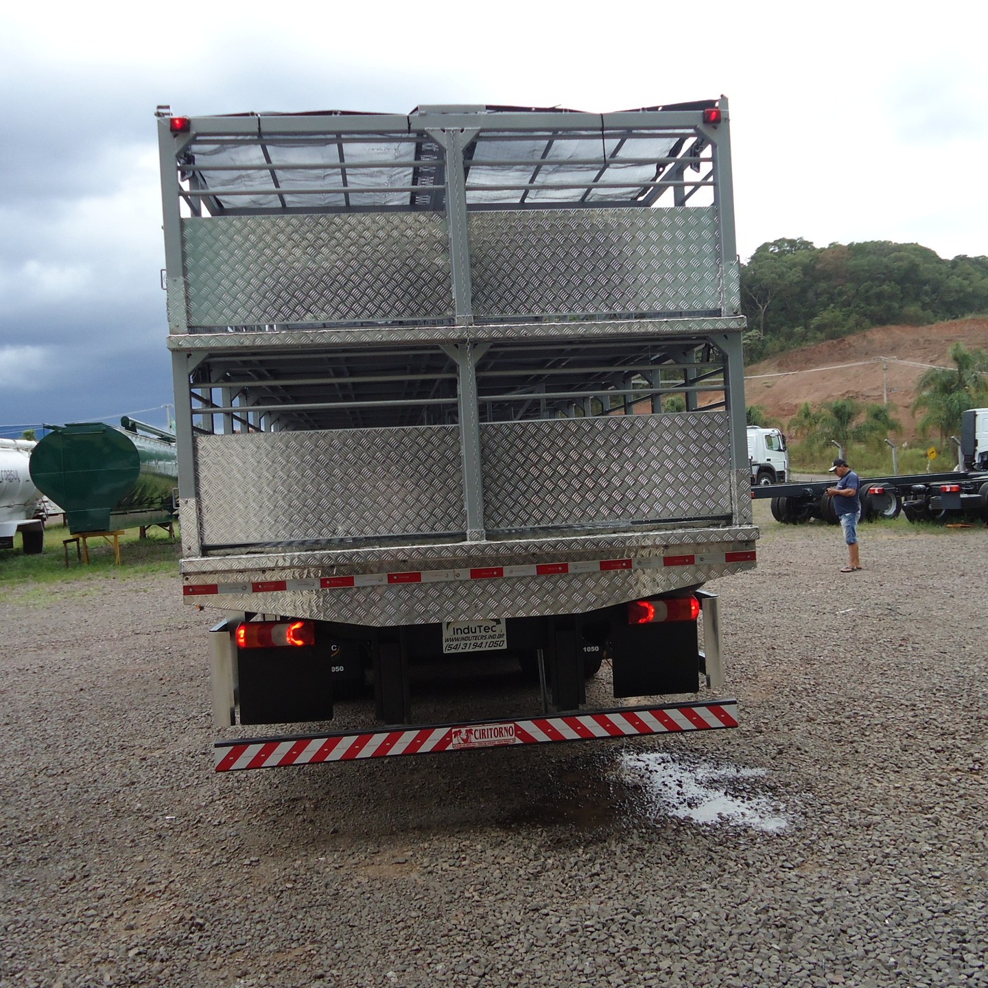Carreoceria Transporte de Animais Vivos (VTAV) Marca InduTec. Dois pisos Fixos, com nebulização, Bebedouros, Coletor de Degetos, Sombrite.