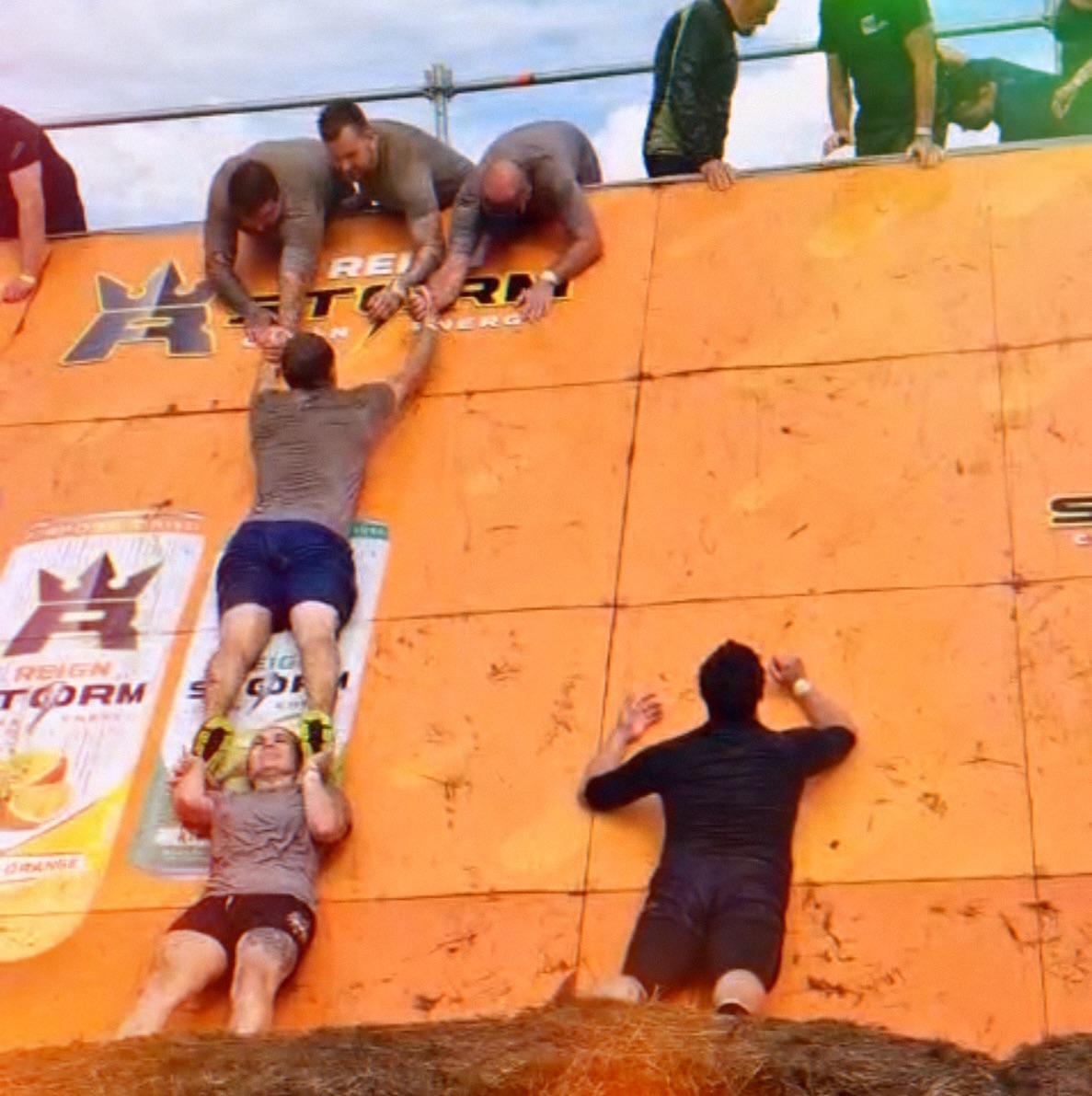 Tough Mudder 2024, when the smallest is the bottom of the pyramid 💪 Amazing teamwork, we rocked it #TMTHRIVED #toughmudder2024 #strong #teamwork @theboogiebarber @mattyblob @csaunders101 @huttonmark