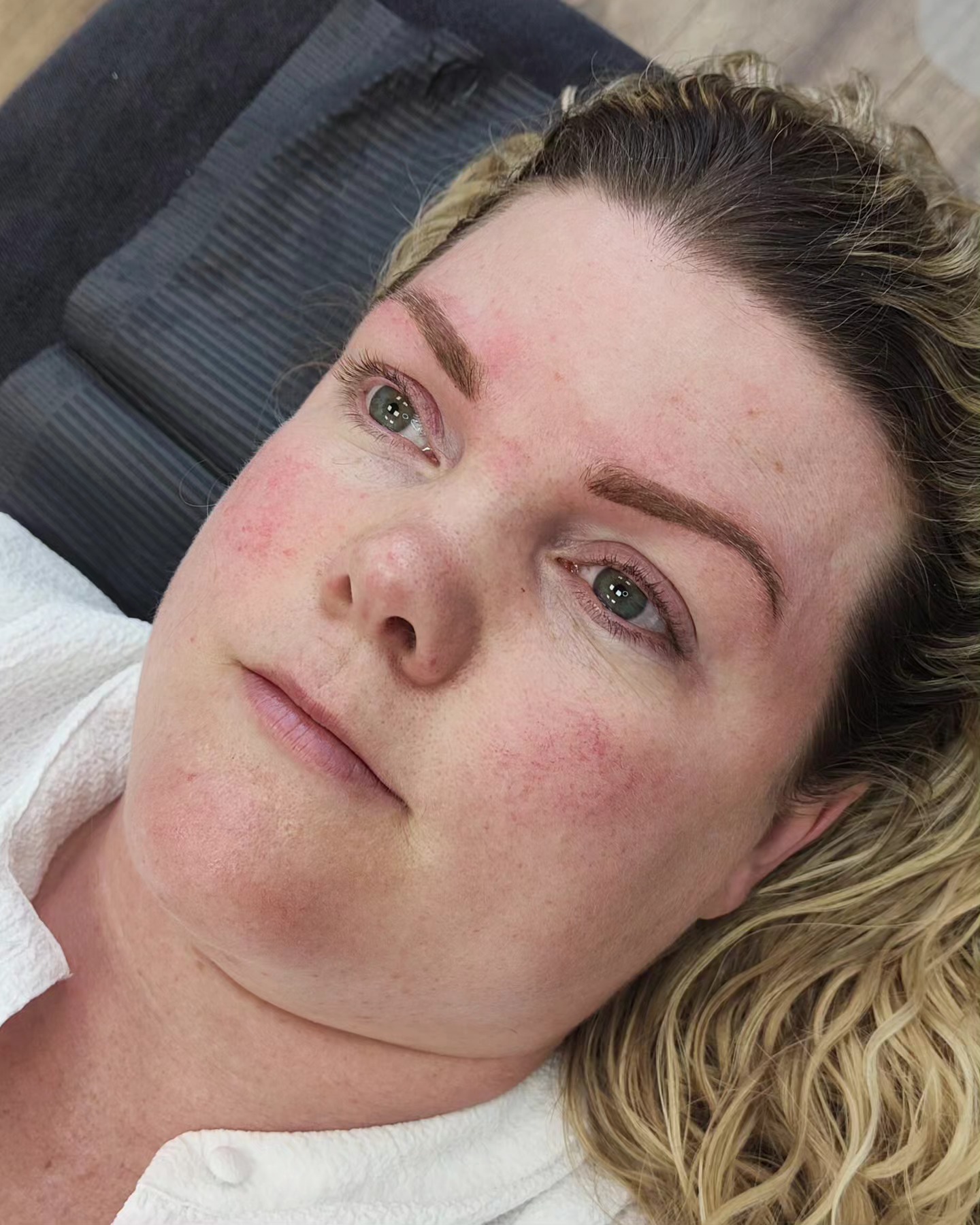 🔥 Powders brows 🔥 Swipe naar rechts voor before.
De warmte van de kleur neemt nog af en wanneer de wenkbrauwen genezen zijn is de kleur ook zachter/lichter.
Voor de wenkbrauwen is er keuze uit verschillende technieken, samen kijken we naar de meest geschikte techniek voor jou.
Wil je graag meer informatie en/of een afspraak maken, stuur dan even een email naar prettybyroos@gmail.com of app naar 0630103131.
Kosten: 325 euro inclusief nabehandeling na 6 weken.
www.prettybyroos.nl
📌 Wolvega
#browmaster #permanentemakeup #permanentmakeup #makeup #eyebrows #hairstroke #hairstrokes #microblading #powderbrows #eyeliner #lips #pigment #pigmentation #tattooshop #tattoo #tattoos #oudehaske #friesland #thenetherlands #joure #sneek #heerenveen #leeuwarden #wolvega #wakeupwithmakeup