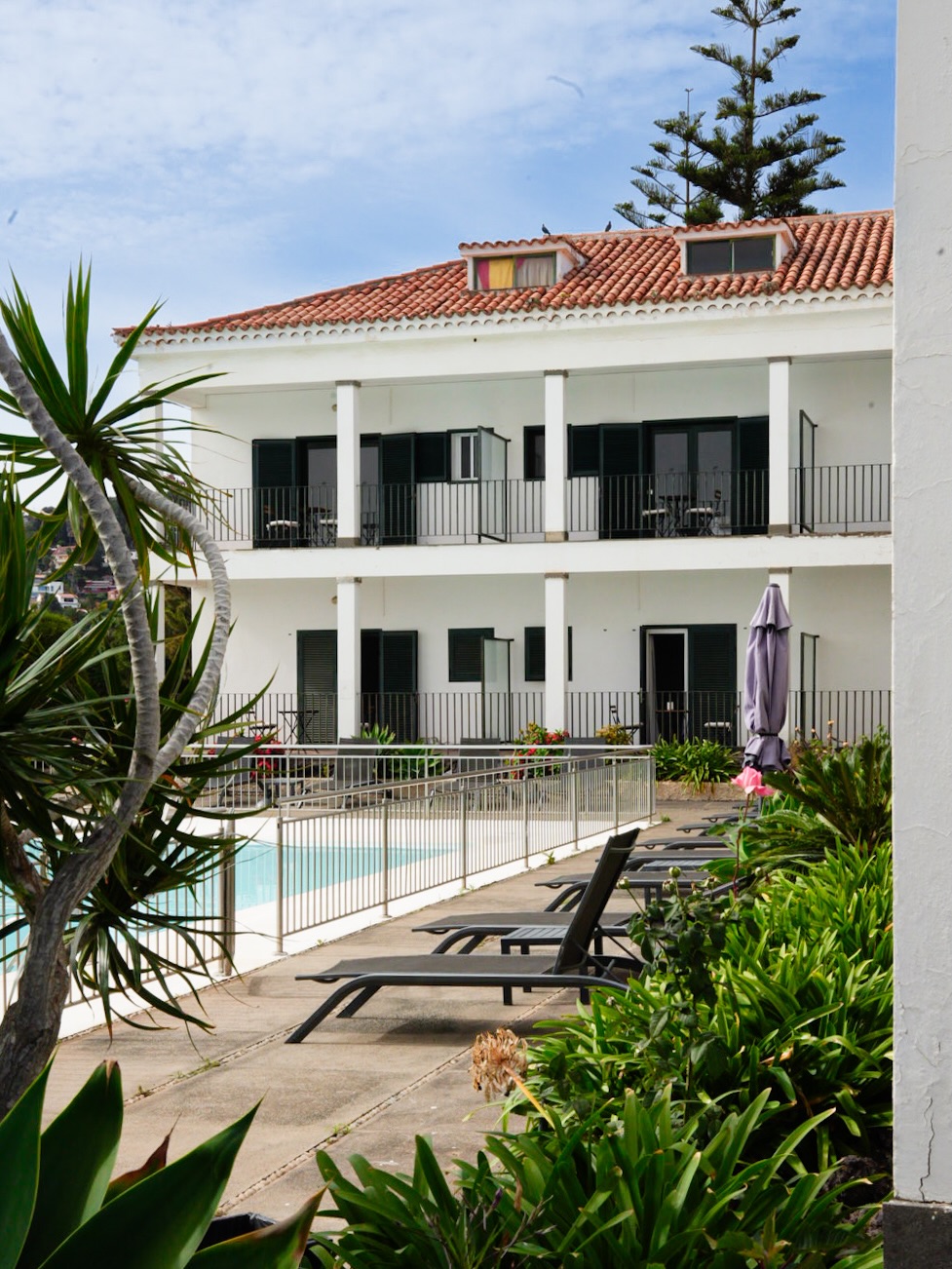 A hotel that doesn’t compete with the landscape, but blends into it ✨
Un hotel que no compite con el paisaje, se integra en él ✨
#BandamaGolfHotel #RCGLasPalmas