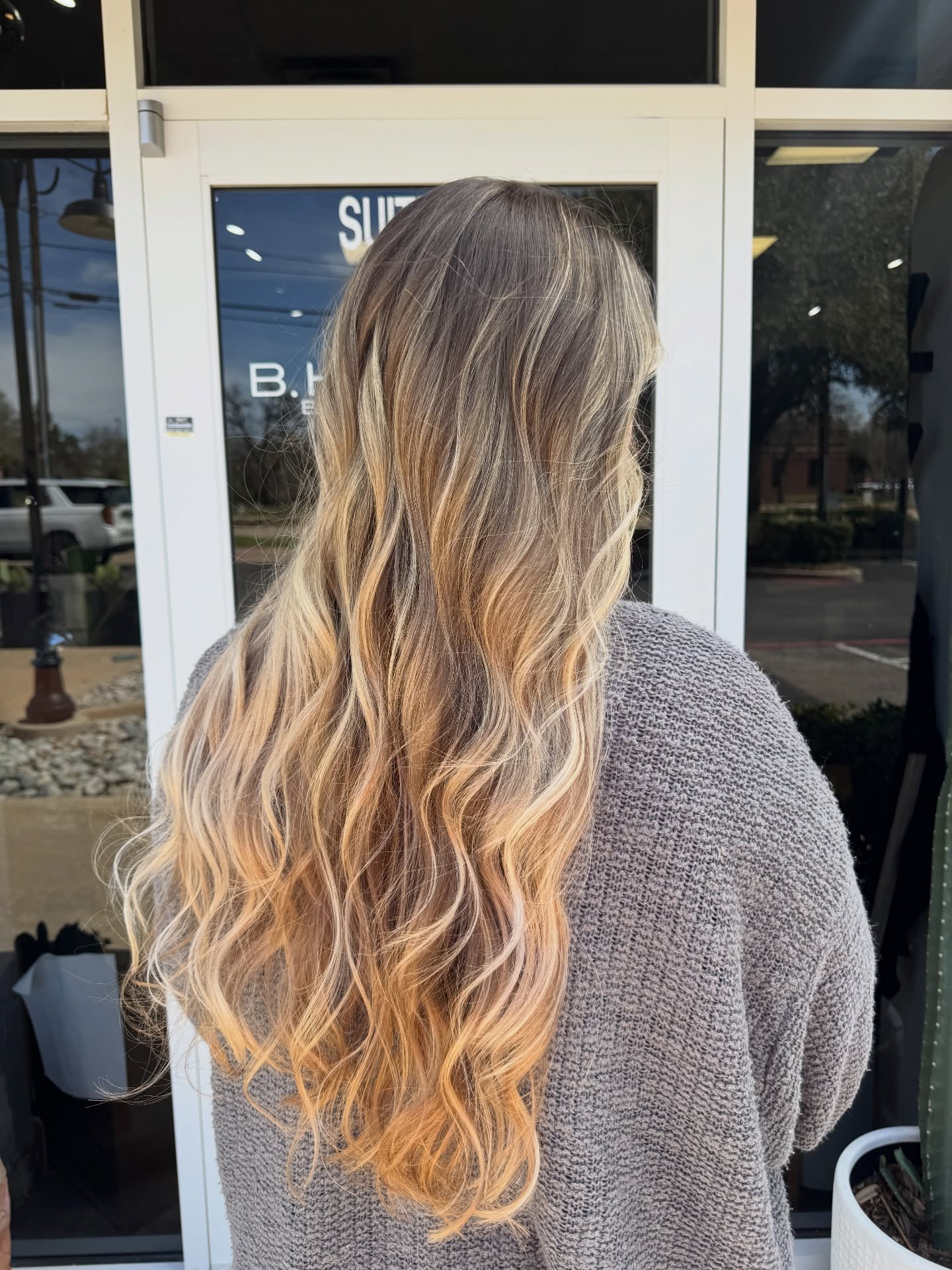 Lighting can make all the difference.
1st pic is outdoors
2nd indoors
3rd what we started with
We did a partial balayage to give a soft lived in “low maintenance “ up keep for this Hautie!
#bhautesalon #dfwhairstylist #balayage #blonde #colleyvilletx