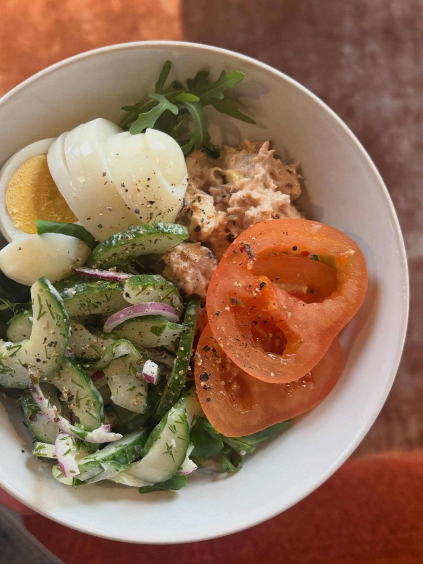 Lunch is voor mij hét moment om mijn lichaam weer even goed te voeden. Na een ochtend werken, bewegen of onderweg zijn heeft je lichaam opnieuw brandstof nodig om scherp en energiek te blijven.
Een goede lunch helpt je ook om die bekende middagdip te verkomen en je concentratie beter te houden.
Daarom kies ik meestal voor een lunch die voedzaam is en goed verzadigt, maar waar ik me ook licht en energiek door blijf voelen.
Mijn basis is vaak:
🥗 veel groenten
🍗 een goede bron van eiwitten
🥑 gezonde vetten