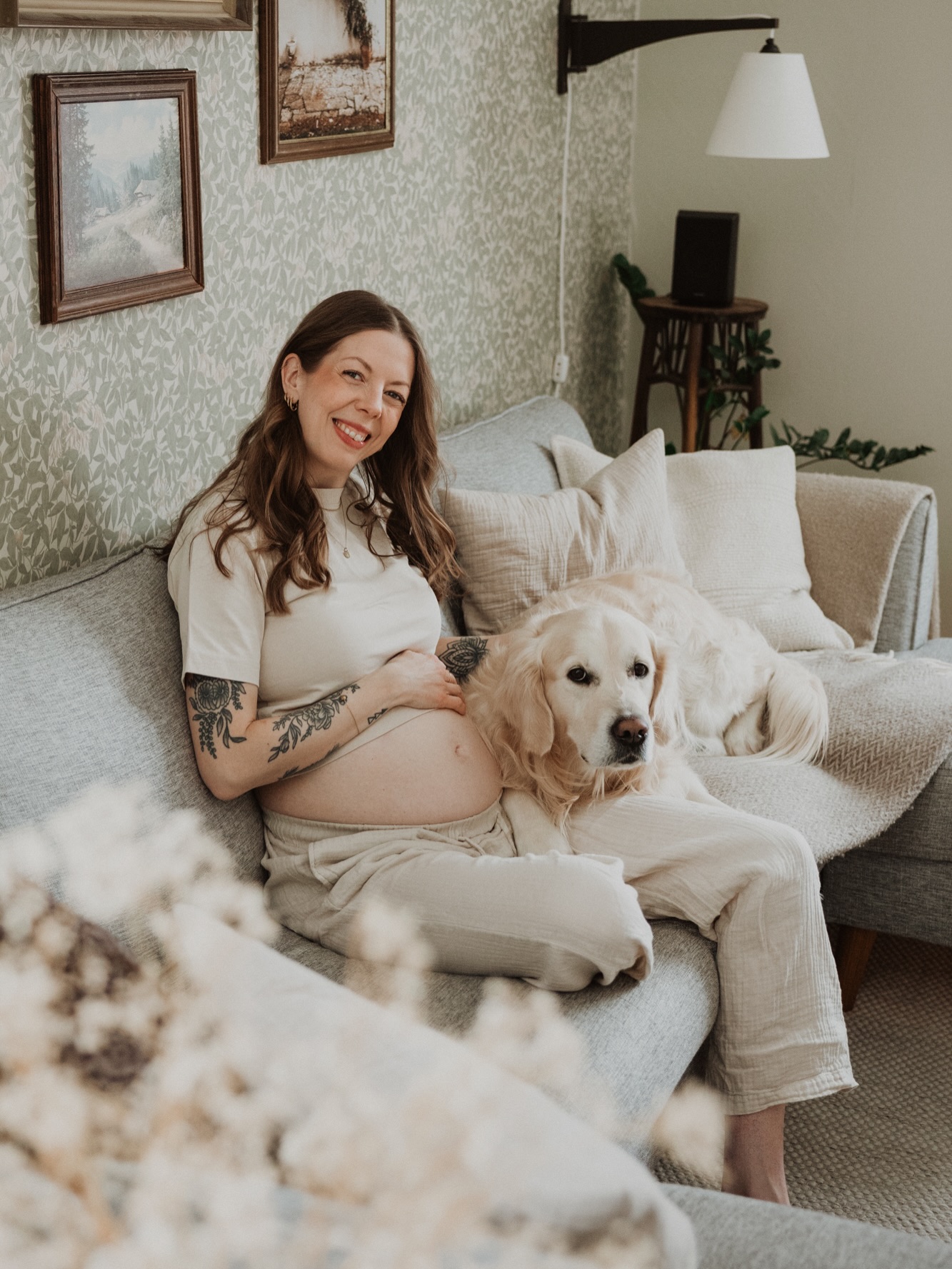 Det har inte alltid varit självklart för mig att bli mamma (och det kan fortfarande kännas helt overkligt att jag faktiskt ska bli det haha!). Jag tror någon del av mig har varit lite rädd att jag ska tappa bort mig själv och vem jag är. Fotograferingen och företaget har varit min största identitet större delen av livet, så jag fattade inte hur något annat stort skulle kunna få plats. Någonstans längs vägen började jag ändå komma in på tanken att det här med barn känns som ett helt nytt och spännande äventyr att få uppleva och att det går ju faktiskt går att göra båda och vara mer än bara en sak ☺️
Även om det inte är unikt att vara gravid och på ett sätt det mest naturliga som finns, så känns det ju ändå som något magiskt. Att kroppen kan baka en hel liten människa från ingenting, det är så fint och häftigt att få vara med om. Jag har fotat många gravida genom åren och alltid tyckt att de varit så himla vackra, coola och starka. Att nu själv stå på den sidan känns nästan lite overkligt, men jag är tacksam för att jag får chansen att uppleva det och känner både pirr och pepp (och kanske lite skräck? 😅) på allt som kommer 🥰 (och att Sigge 👆🏻 och lill-tjejen förhoppningsvis blir bästisar!)