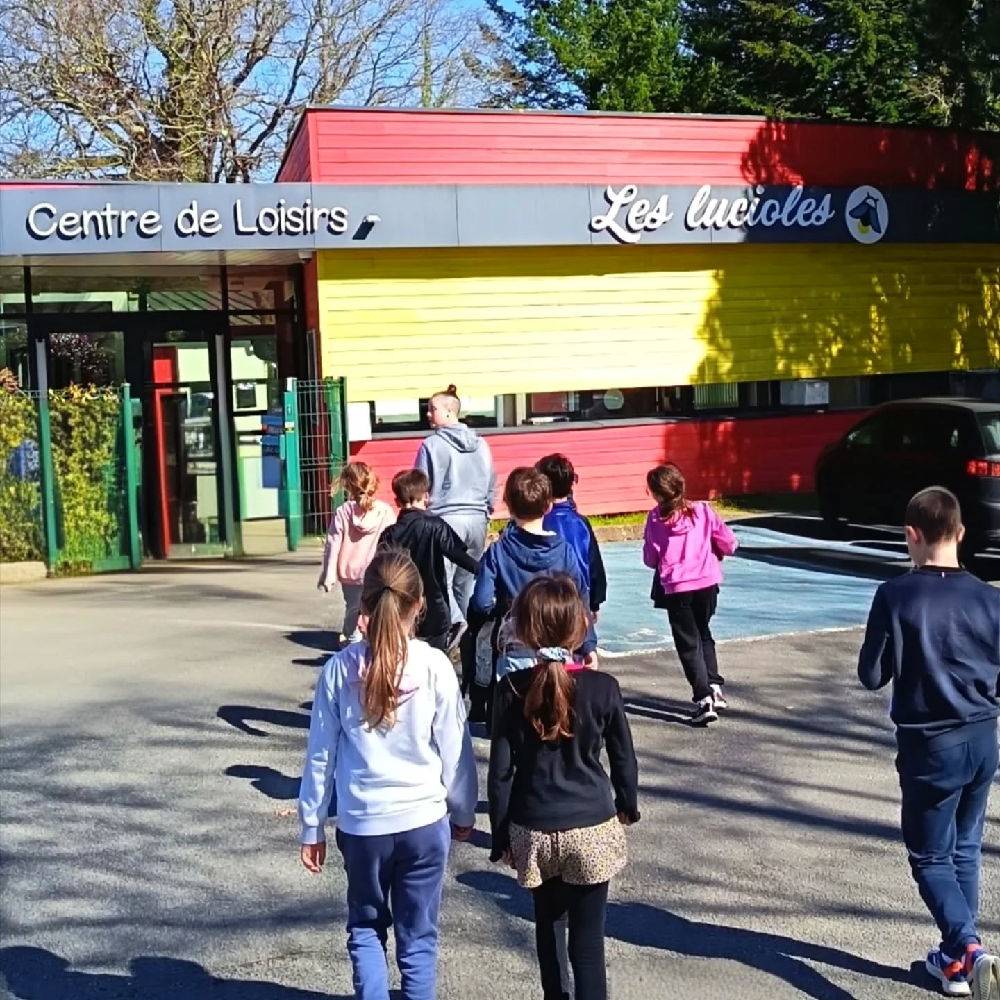 Respirer pour grandir !
Au centre de loisirs Les Lucioles, à Gestel, la respiration s’impose comme un véritable outil éducatif. Chaque semaine, de mars et d’avril, j’y anime des ateliers destinés aux enfants de 7 à 11 ans, consacrés à la maîtrise du souffle, dans le cadre d’un projet soutenu par la direction de la structure.
Au fil des séances, les jeunes participants explorent des exercices simples et progressifs leur permettant de relâcher les tensions, de mieux réguler leurs émotions et de renforcer leur concentration. Peu à peu, ils s’approprient ces techniques pour pouvoir les utiliser de façon autonome, à l’école comme à la maison.
Ce programme vise à leur transmettre des ressources concrètes pour mieux appréhender les situations du quotidien. Acquises dès l’enfance, ces pratiques constituent de véritables outils pour la vie.
#respirer
#respiration
#bienetre
#bienetredesenfants
#education
Gestel
morbihan