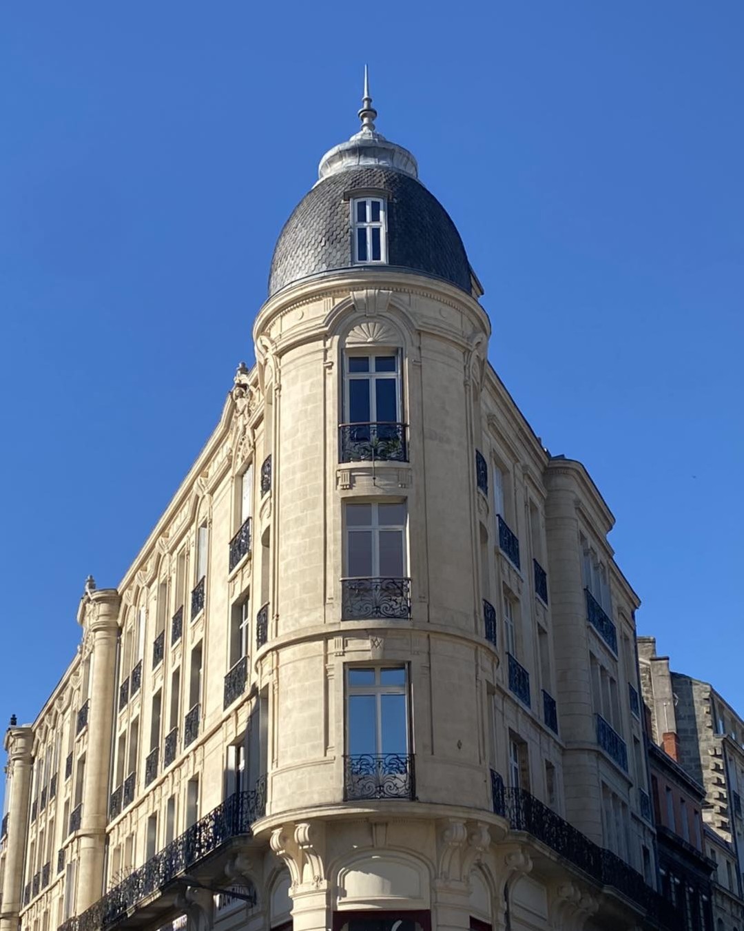 Love Bordeaux in the early mornings. Calm, bright, waking up. It’s always a treat to look up also. So much to see. Bordeaux’s architecture is so beautiful! #bordeaux #bordeauxmaville #mybordeauxtours #bdxlive #bdx #walkingtours #mybordeaux #guidelife #architecture #unescoworldheritage #18thcentury