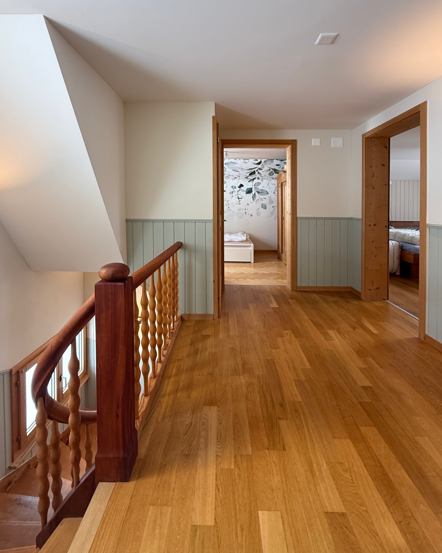 Dieses Projekt zu begleiten und neu zu denken, war eine grosse Freude. ✨
Mit gezielten Eingriffen durfte mehr Leichtigkeit und Klarheit entstehen, ohne den Charakter des Hauses zu verlieren.
Weitere Bilder sowie Vorher-Aufnahmen sind auf meiner Website zu finden: yannicgisler.ch
Wenn du selbst ein Projekt hast und etwas verändern möchtest, melde dich gerne bei mir, wir schauen gemeinsam, was möglich ist.