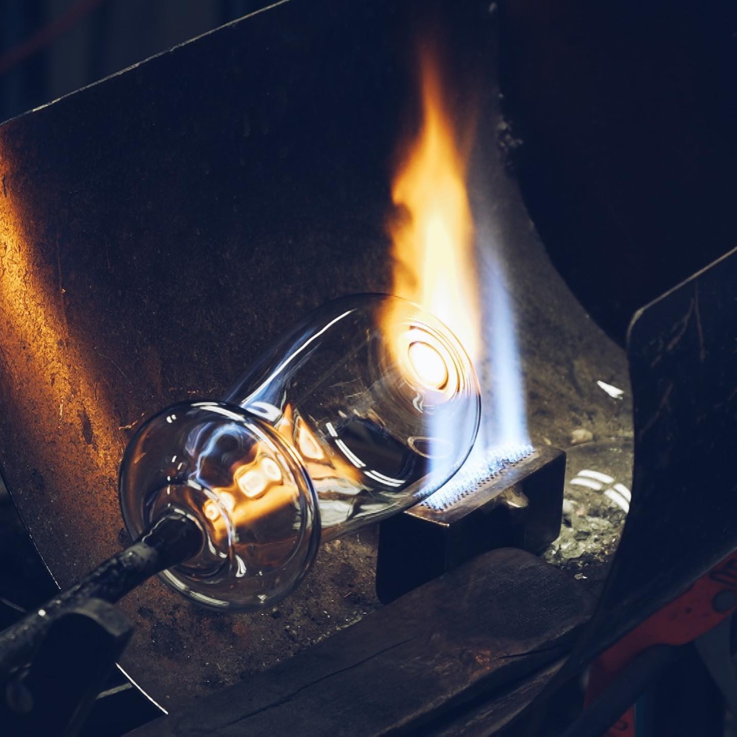 Nos artisans ont du talent ! Chaque année, nous réalisons le portrait d'hommes et de femmes au savoir-faire unique ! Merci Fabienne, souffleuse de verre, pour votre confiance.
Réalisatrice : @bransonelodie
Production : @mts_emilie
Producteurs : @nicolasbarsikian , @franckmorlet
#artisanat #artisanatfrancais #corporate #reportage