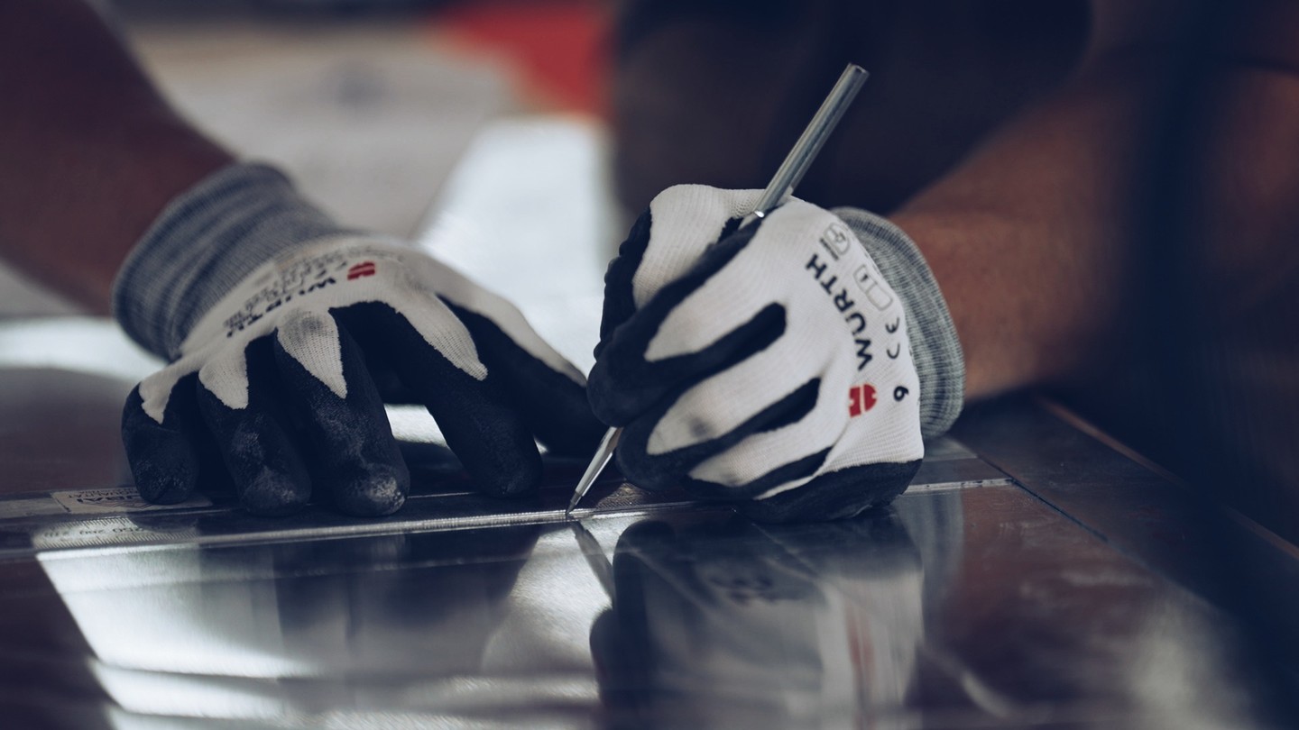 Merci à Adrien de nous avoir accordé sa confiance. A seulement 21 ans, ce jeune tailleur de pierres s’entraine comme un athlète de haut niveau pour espérer remporter la finale européenne des Olympiades des métiers, un concours exigent où rapidité, précision, concentration sont les maîtres mots ! Son portrait… bientôt à découvrir !
Producteurs : @nicolasbarsikian @franckmorlet
#artisanat #tournage #documentaire