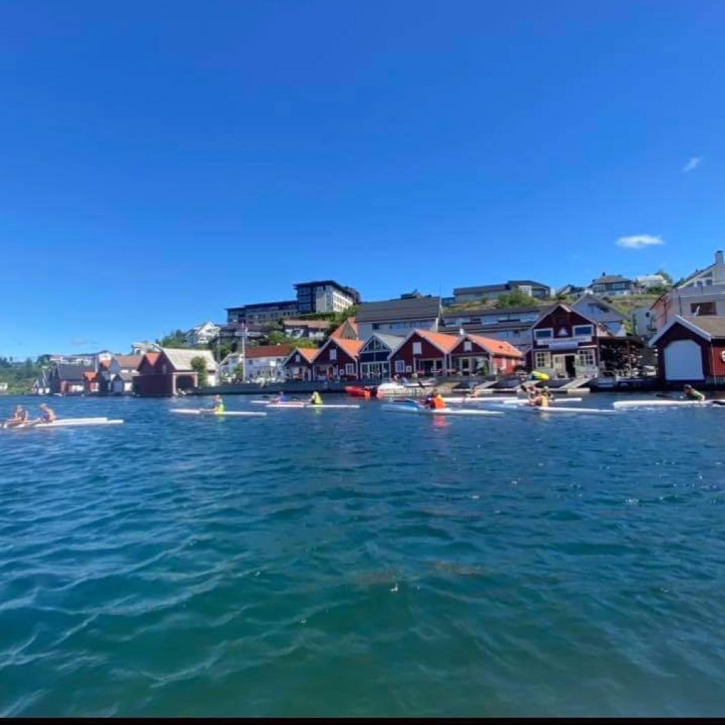 Sommeraktivitene på kajakklubben er i full gang og de første ukene har vært helt fullbooket med flere på venteliste for å være med. Neste uke er det bare å melde seg på på Facebook, det er fortsatt noen ledige plasser. Takk til @gjensidigestiftelsen som gjør det mulig for oss å ha aktiviteter for barn og unge på kajakklubben 4 dager i uka hele sommerferien. Takk også til Parat som også har støttet sommeraktivitetene våre i år #flekkefjordkajakklubb #flekkefjord #visitflekkefjord #kajakk #padling #parat #gjensidigestiftelsen @paratboilers foto: @agneteflikka