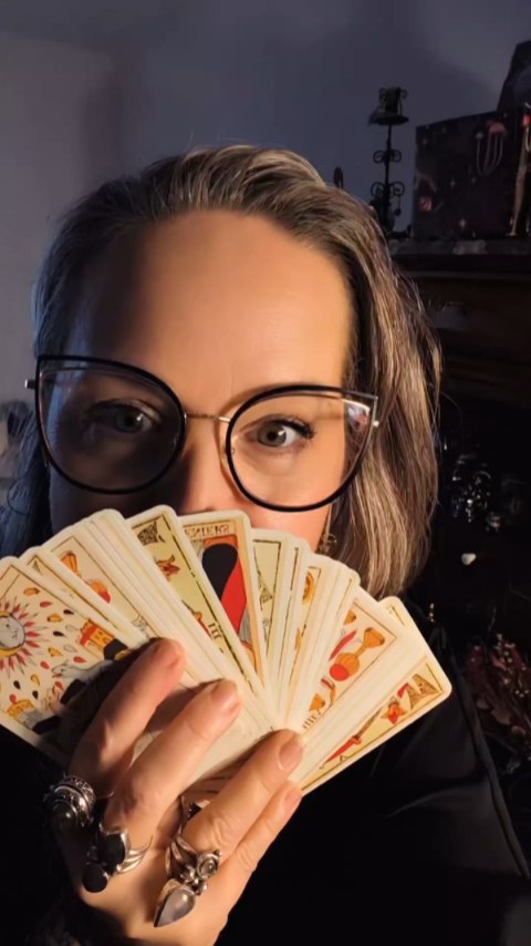 Je ne pense pas trop me tromper en disant que, quand on me rencontre pour la première fois, on pense que je suis plutôt posée, calme, raisonnable…
…et puis à un moment donné, il y a l’autre Florence qui débarque 😅
Alors j'ai envie de savoir... est-ce que tu as déjà été surpris(e) par un truc que j’ai dit ou fait ? (Pour le coup, j’attends les anecdotes 🤪)